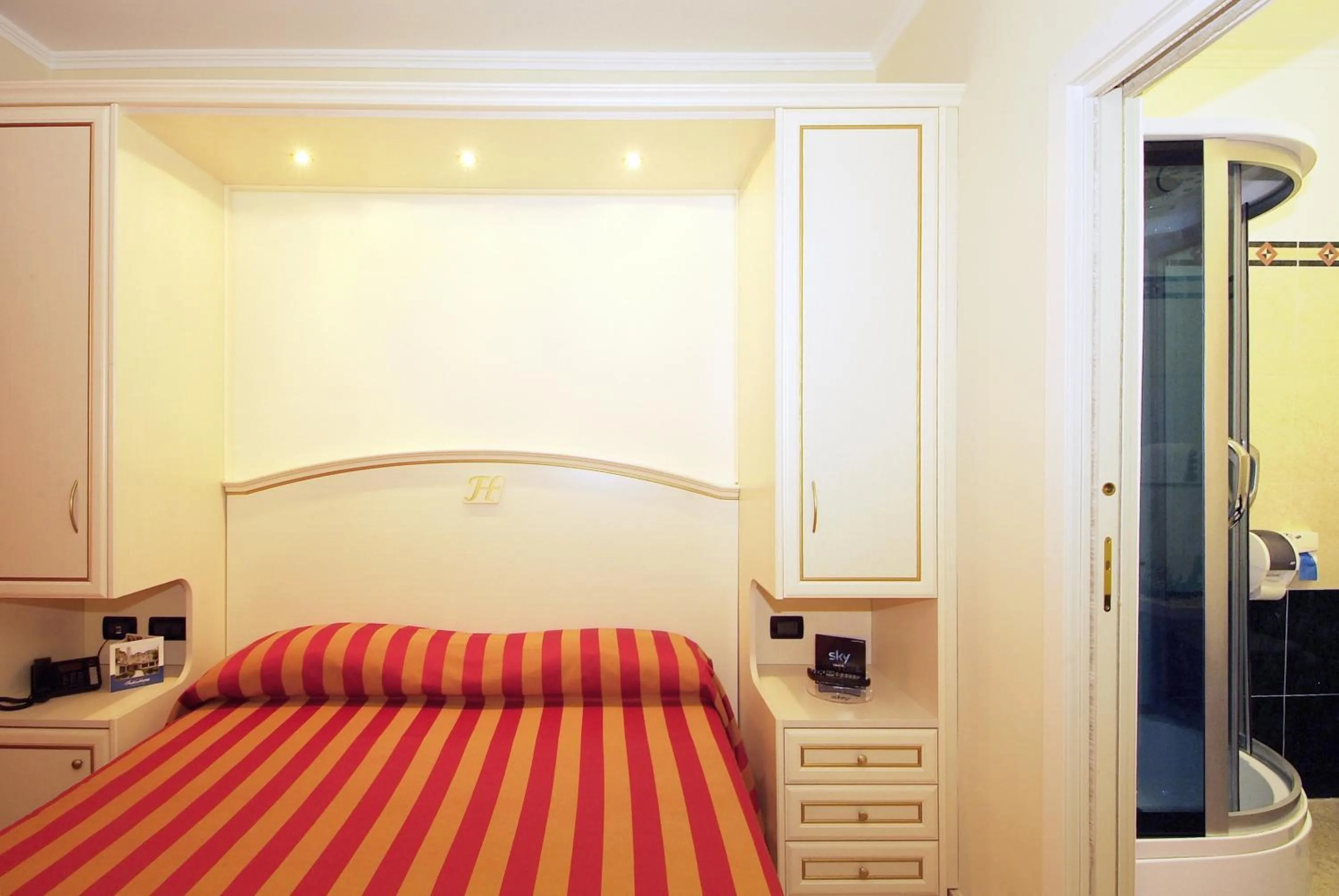 Shower, Bed in Fashion Hotel