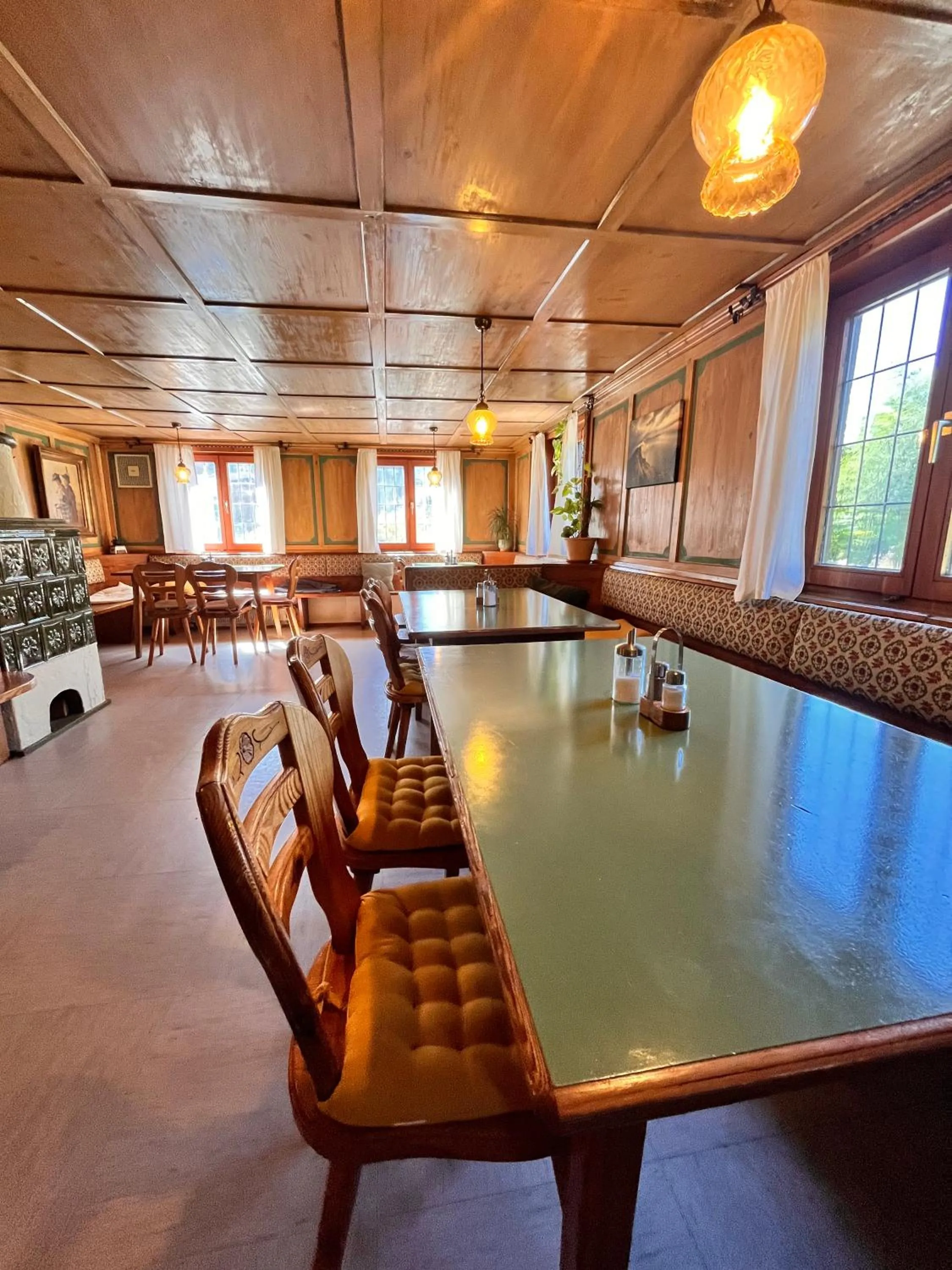 Dining area in Goldiger Hirsch B&B mit Gemeinschaftsküche