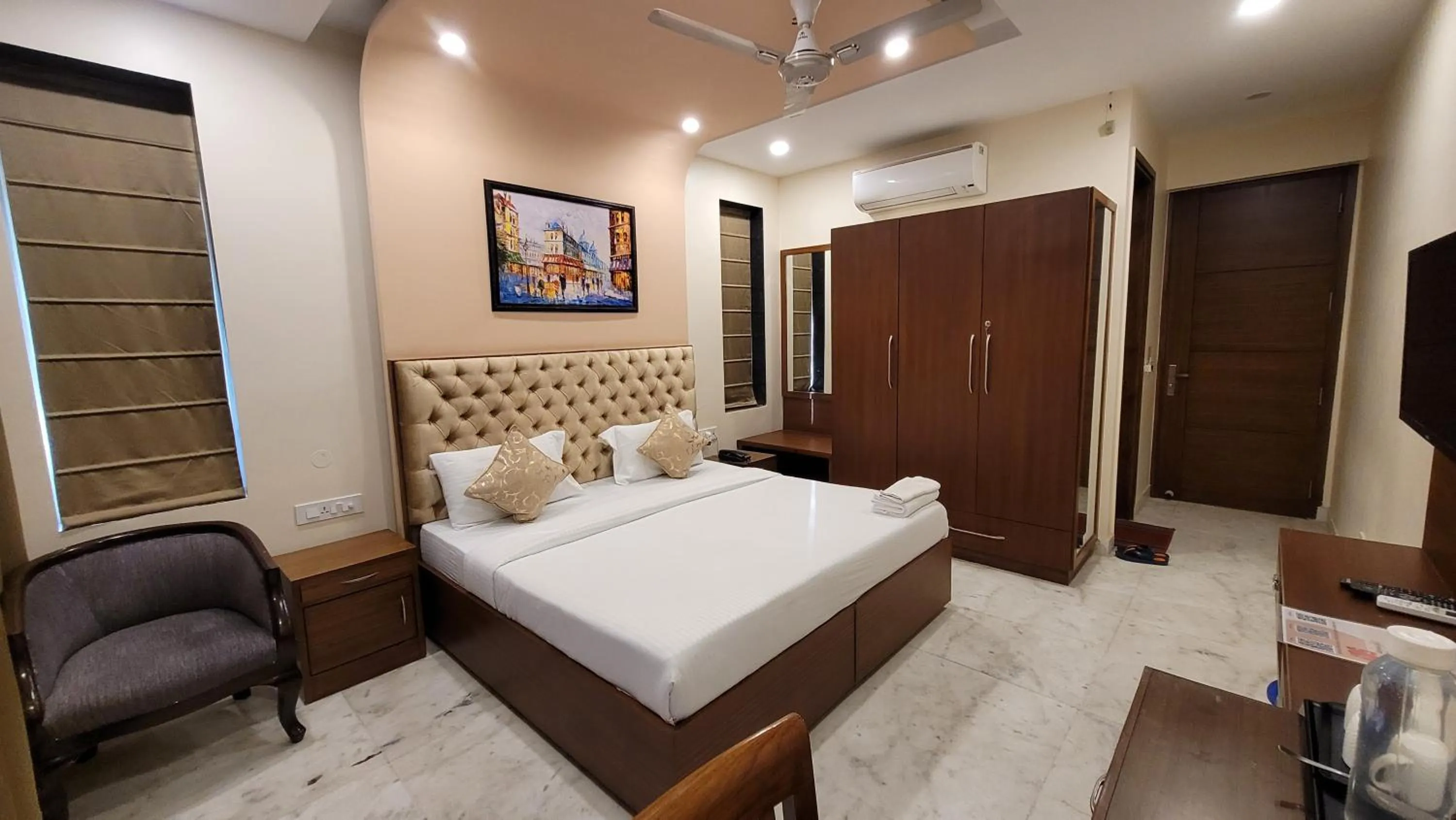 Bed in JMD Residency