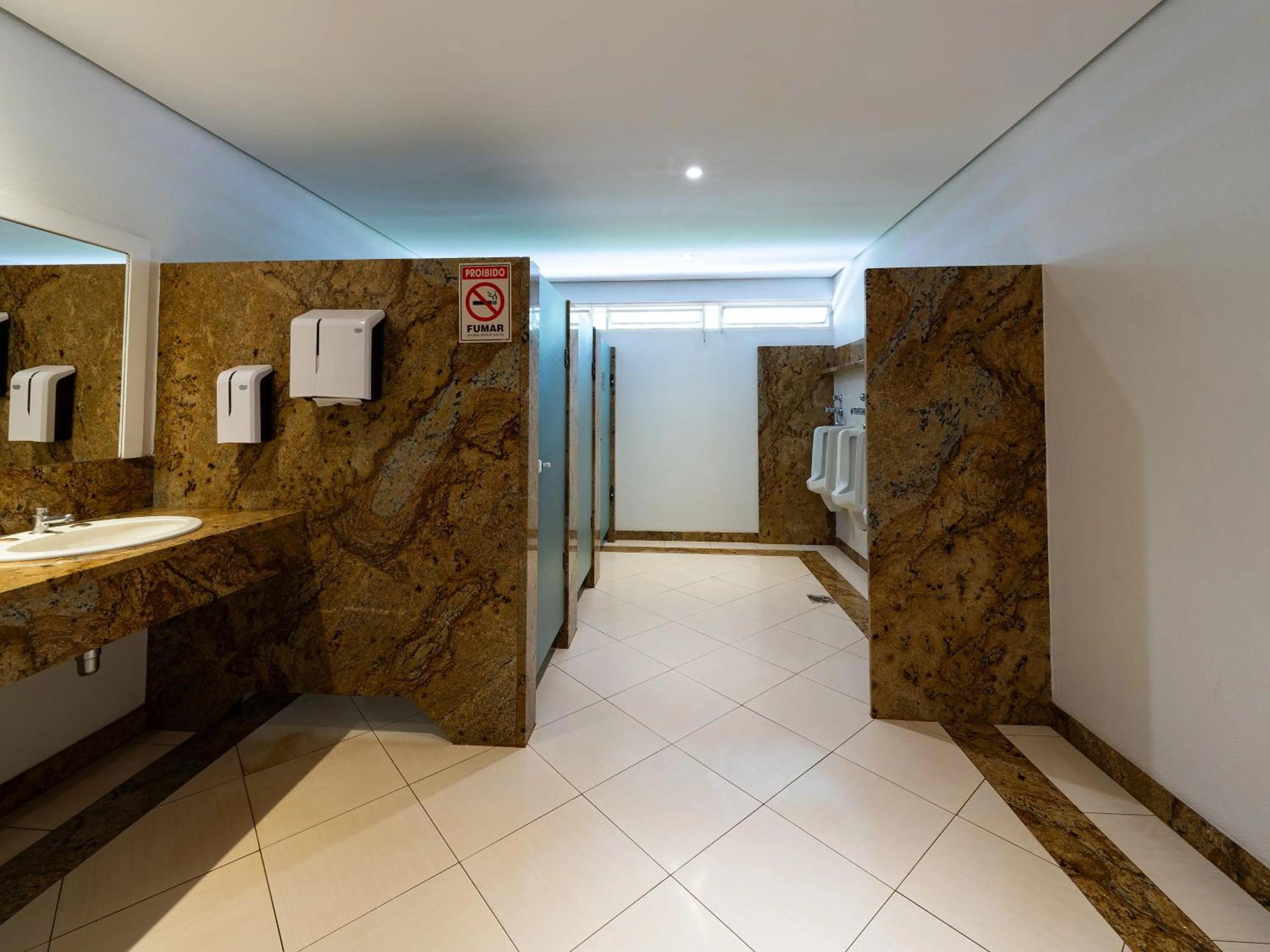 Bathroom in Carlton Suítes Limeira