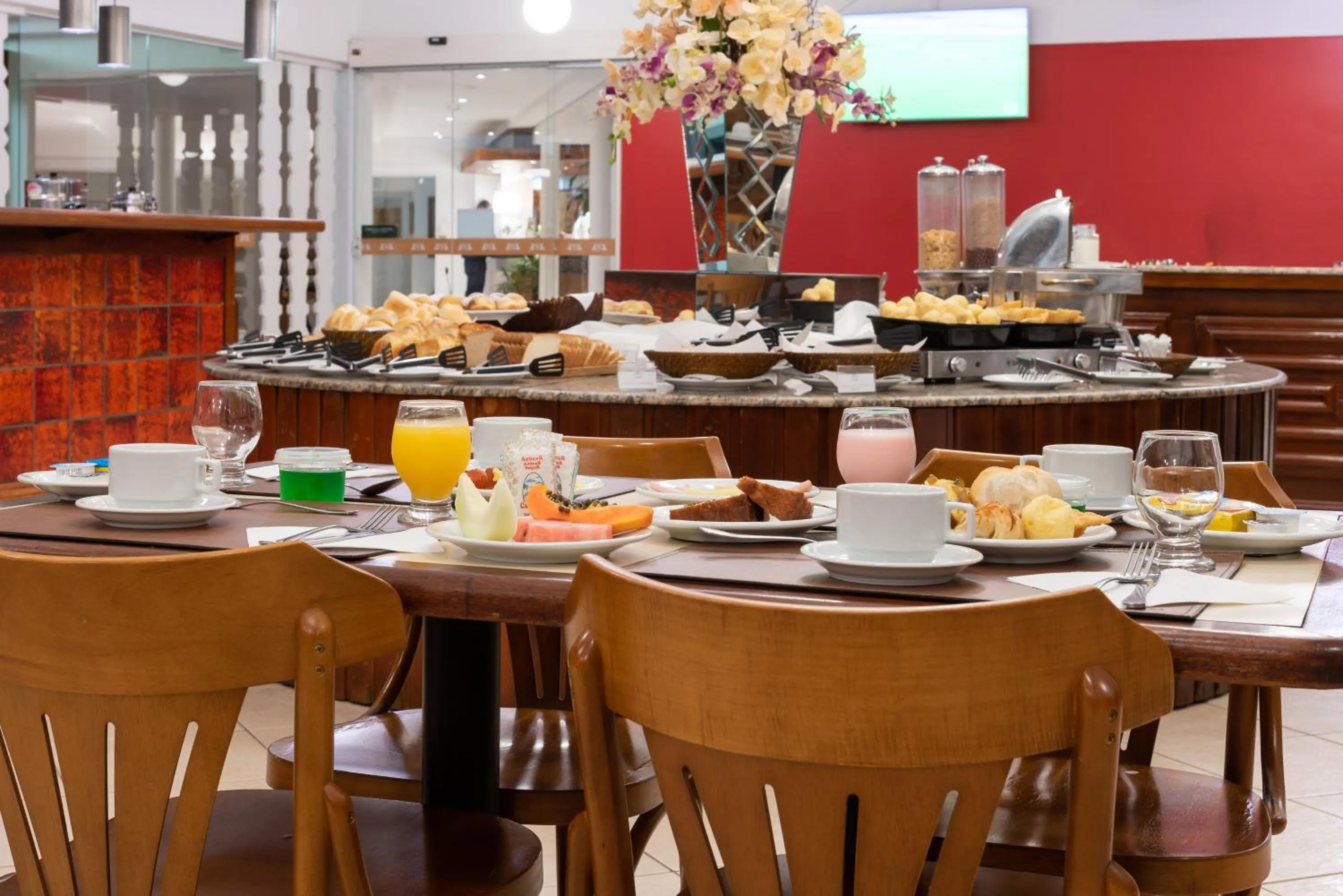 Dining area in Carlton Suítes Limeira