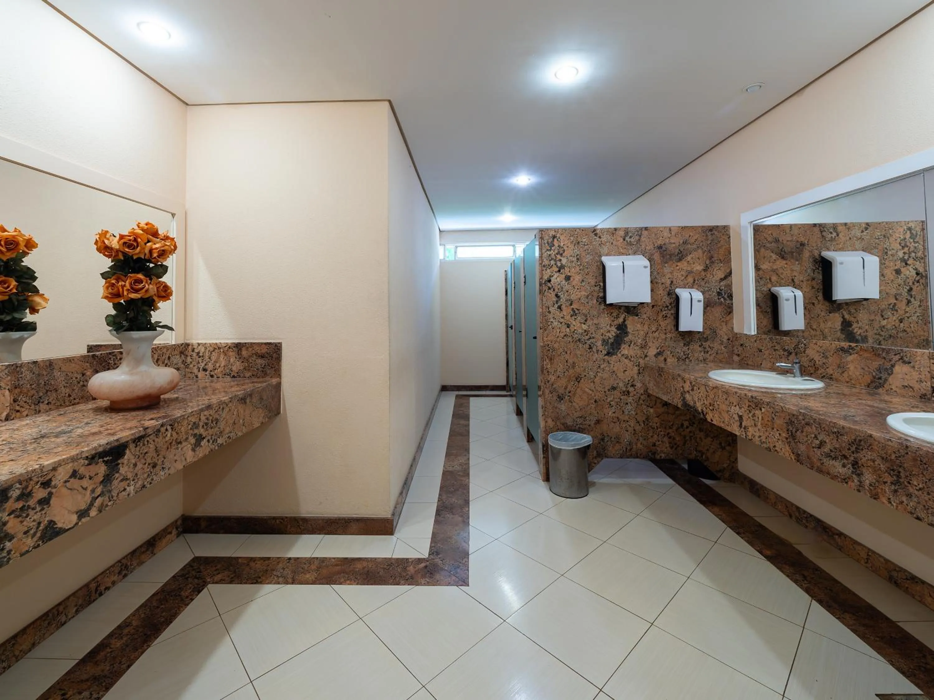 Bathroom in Carlton Suítes Limeira