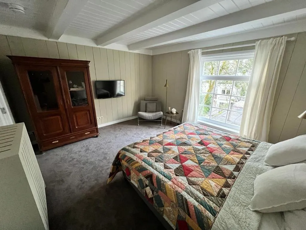 Bedroom, Bed in Dahli's Sleep Boutique