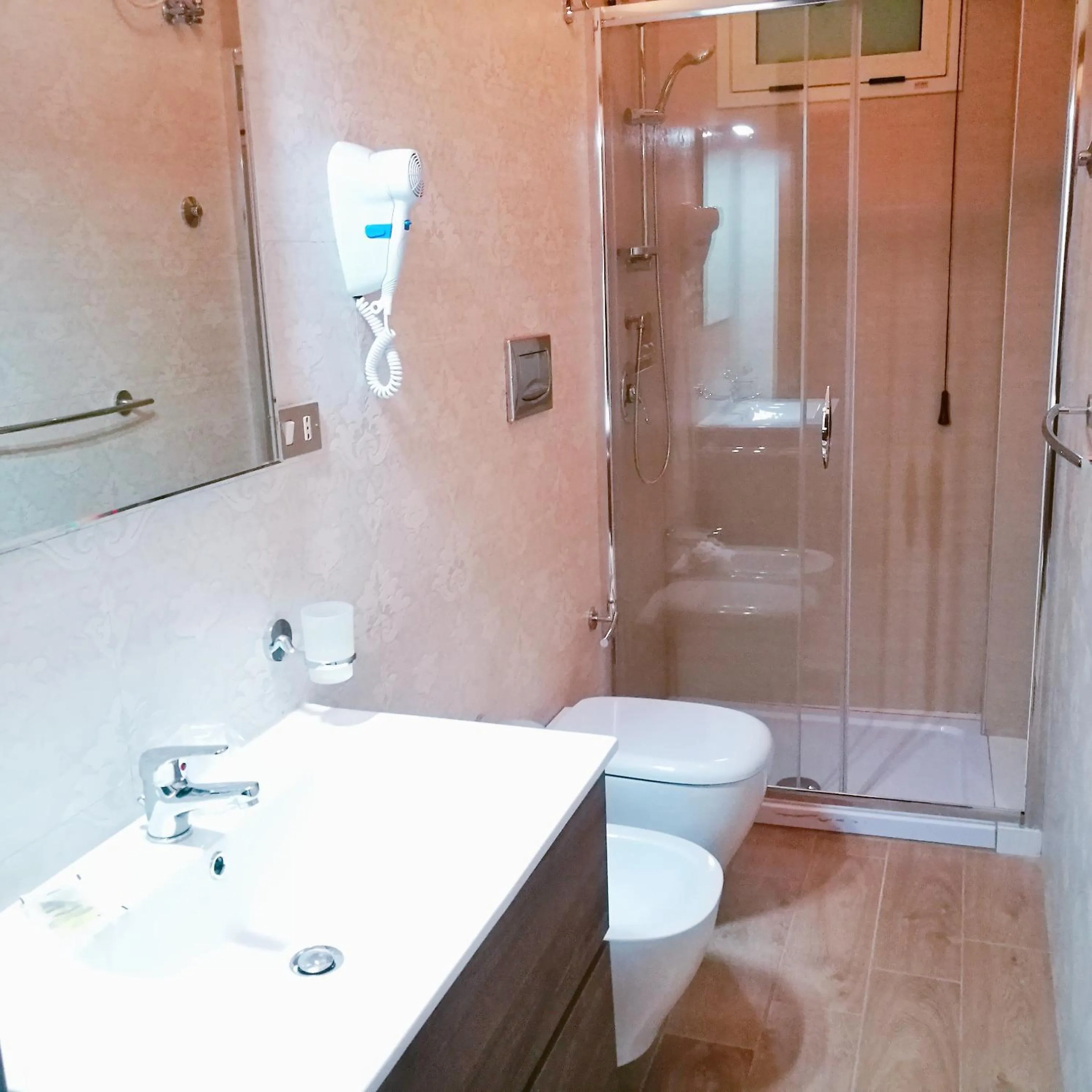 Shower in PARADISO Hotel Ristorante