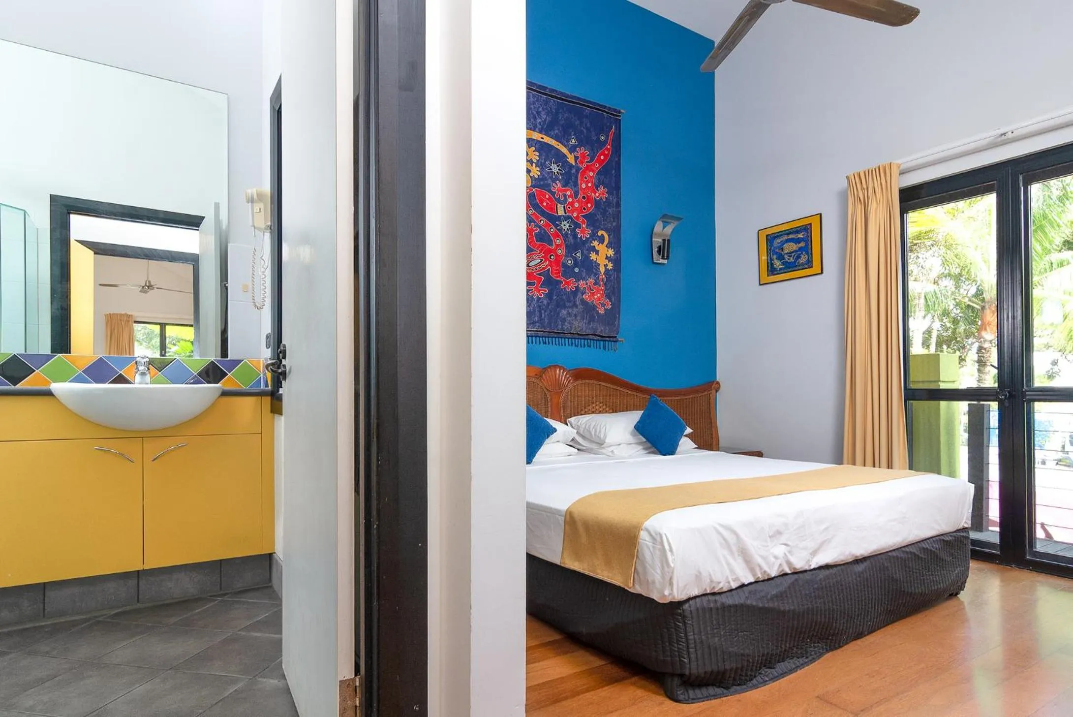 Bed in Dreamcatcher Beach-Side Apartments