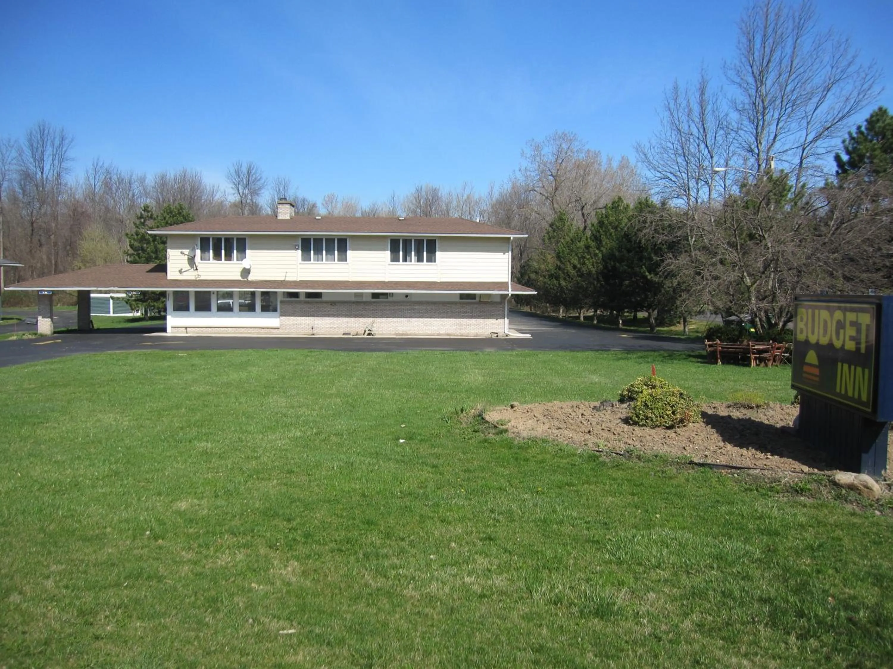 Facade/entrance in Budget Inn Fairport