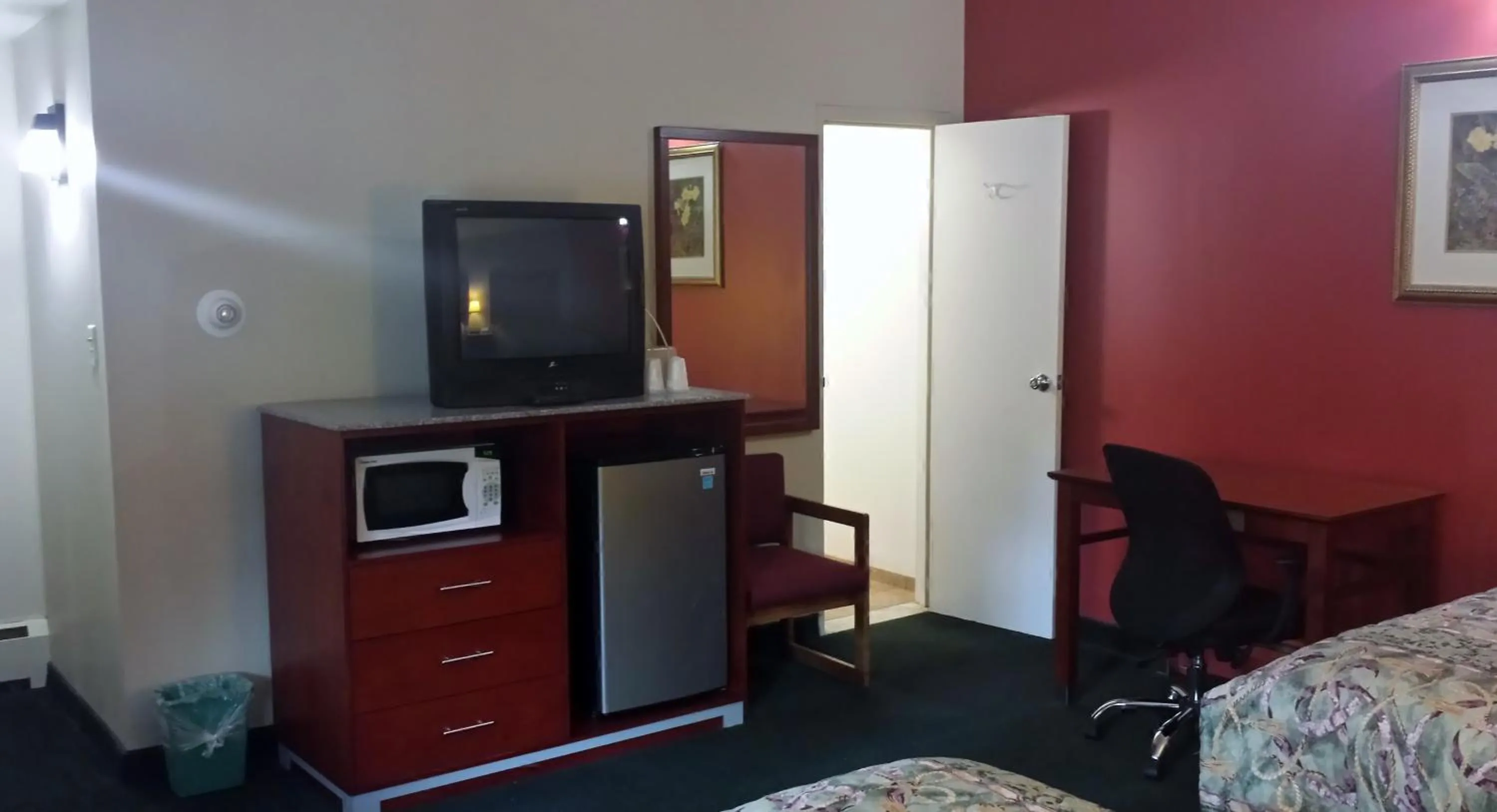 TV and multimedia, Bed in Budget Inn Fairport