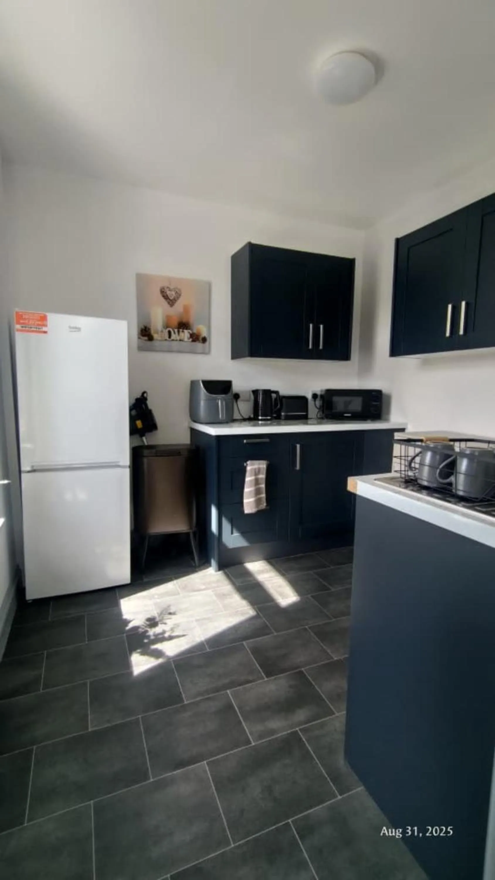 Kitchen or kitchenette in OYO Shore Surf Lodge