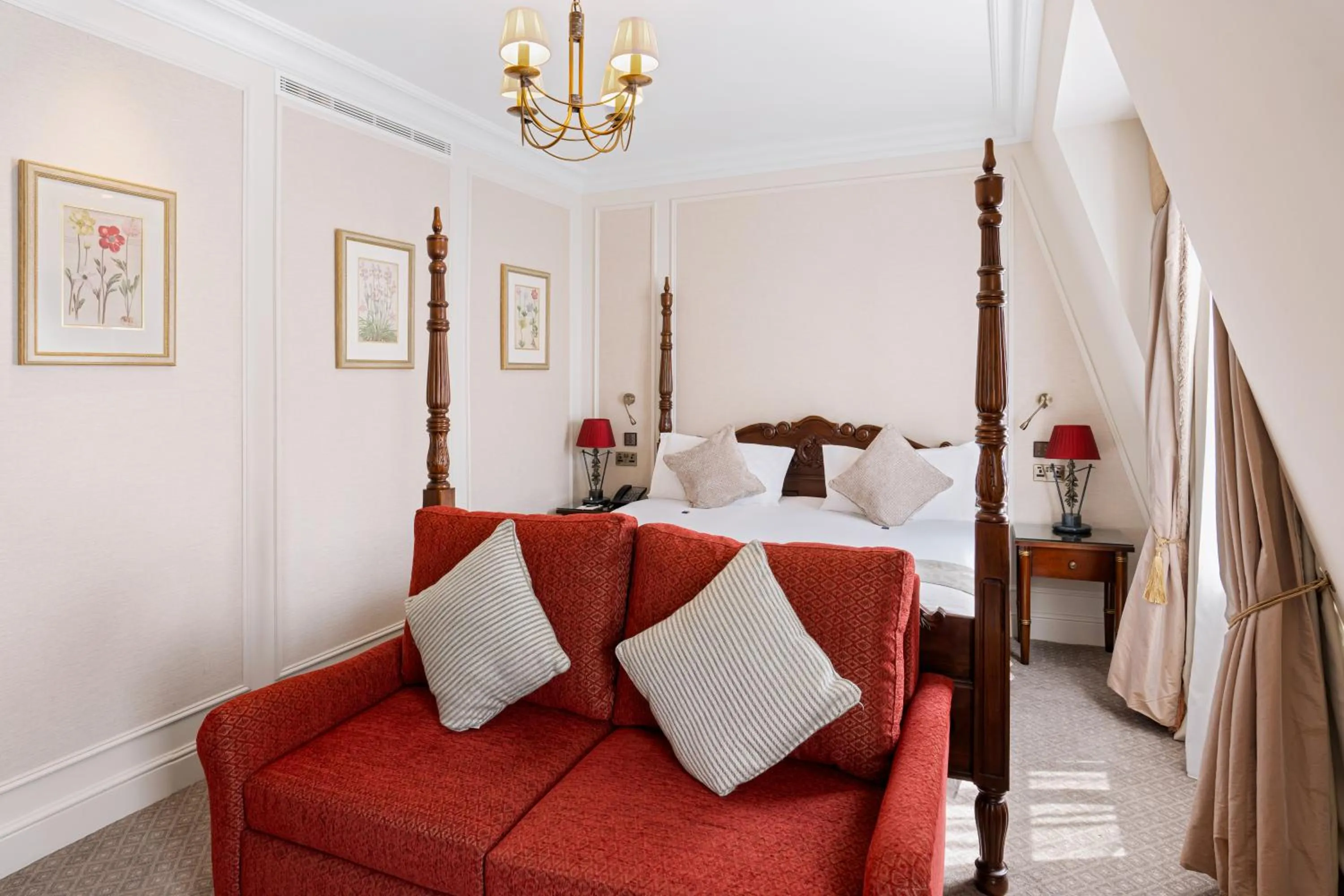 Bed in The Leonard Hotel