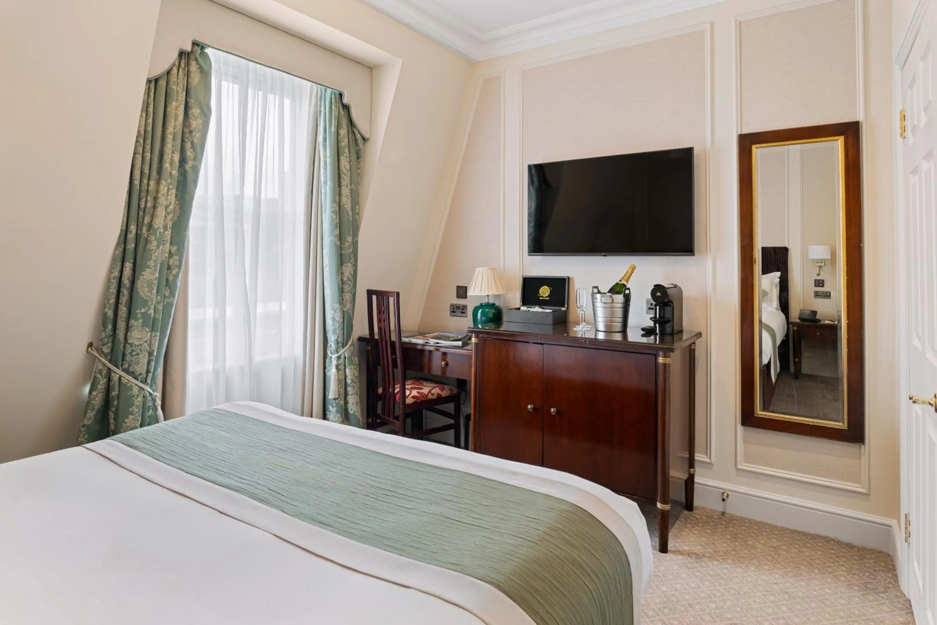 Bed in The Leonard Hotel