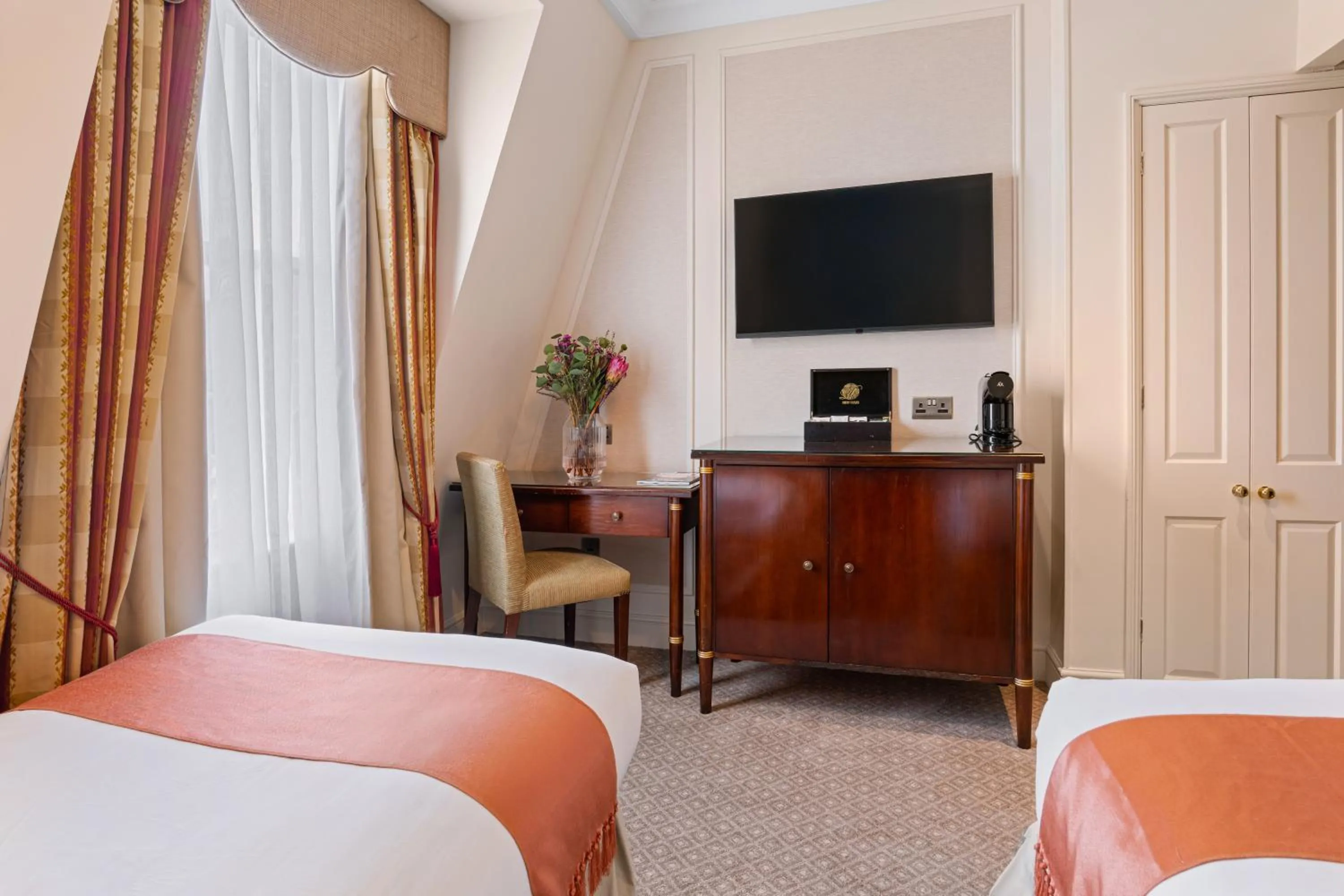 Bed in The Leonard Hotel