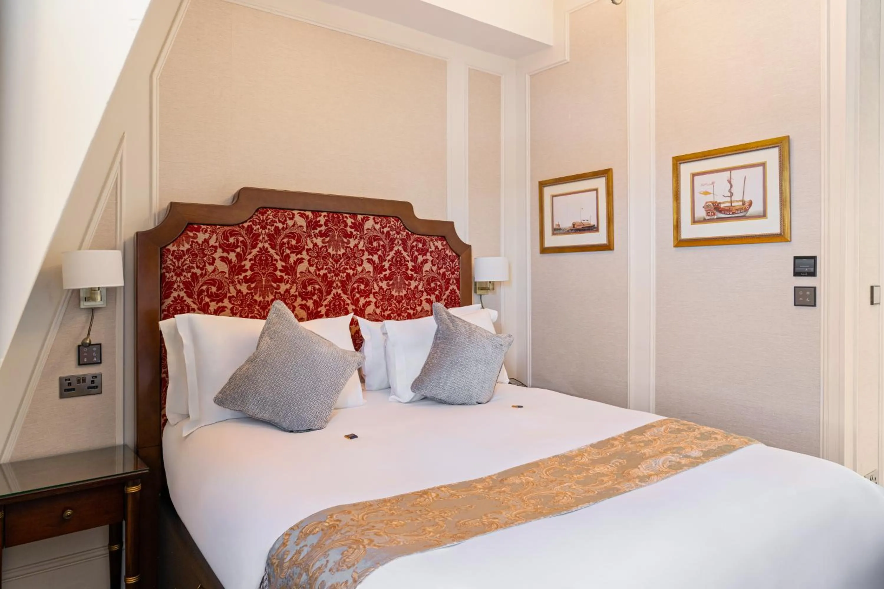 Bed in The Leonard Hotel