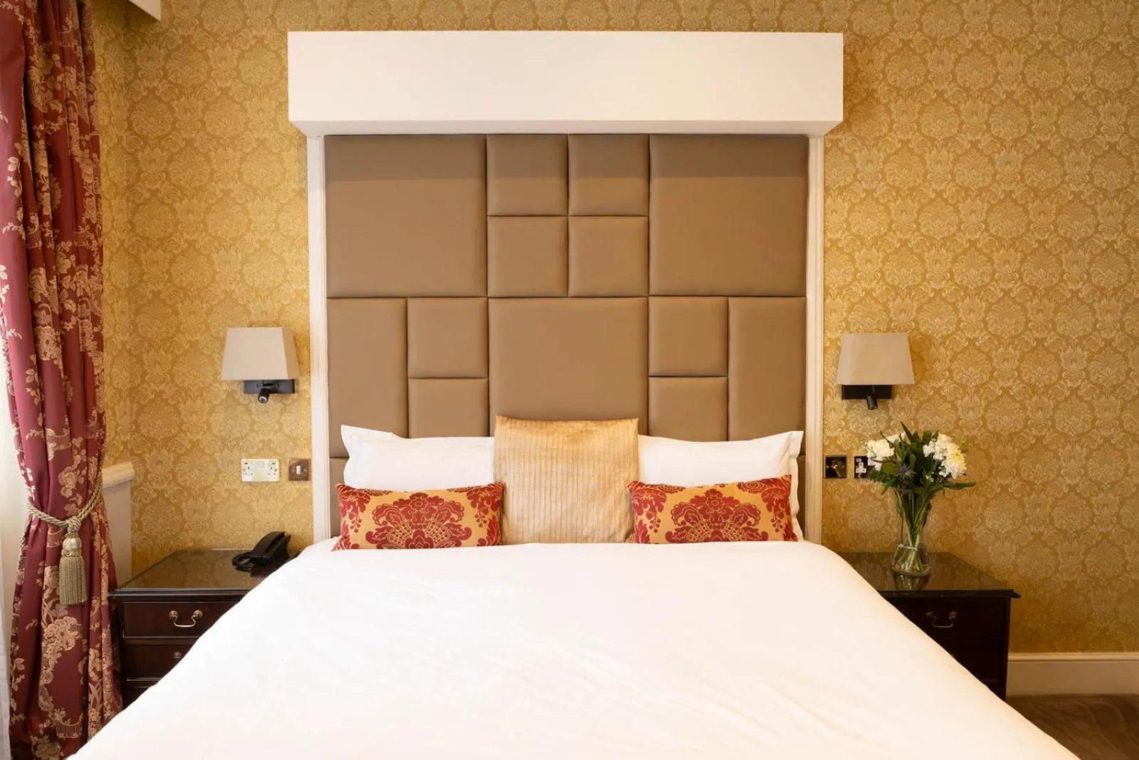 Bedroom, Bed in The Leonard Hotel