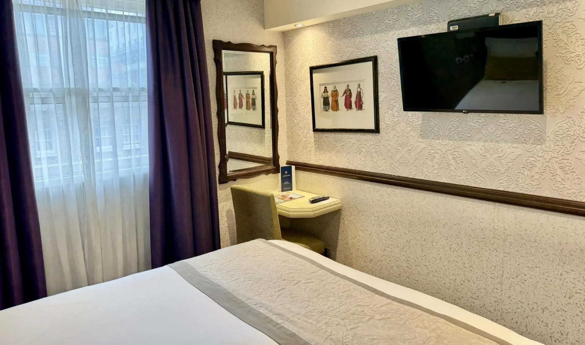 Photo of the whole room, Bed in The Leonard Hotel