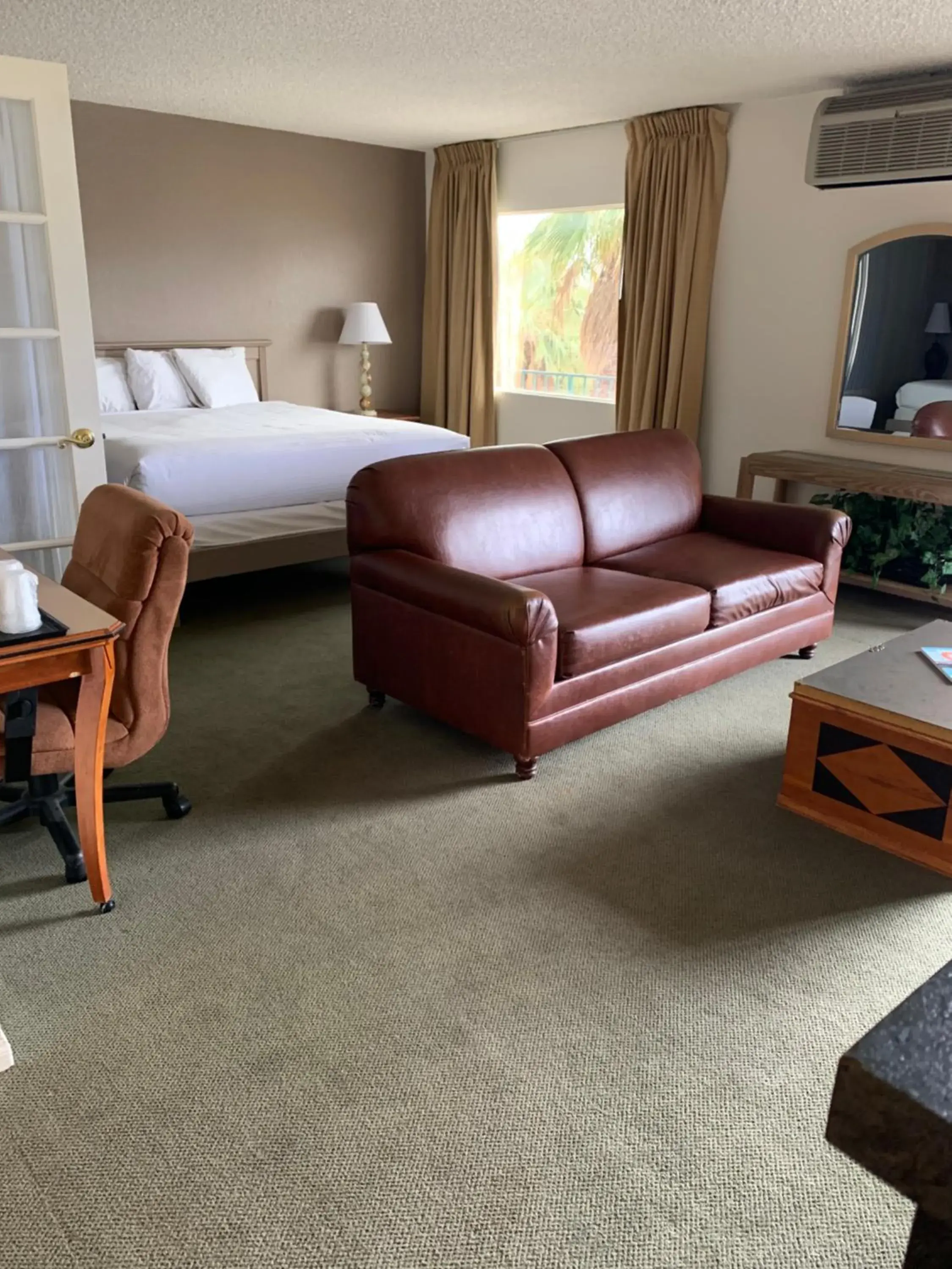 King Suite in Desert Hot Springs Spa Hotel King Suite in Desert Hot Springs Spa Hotel