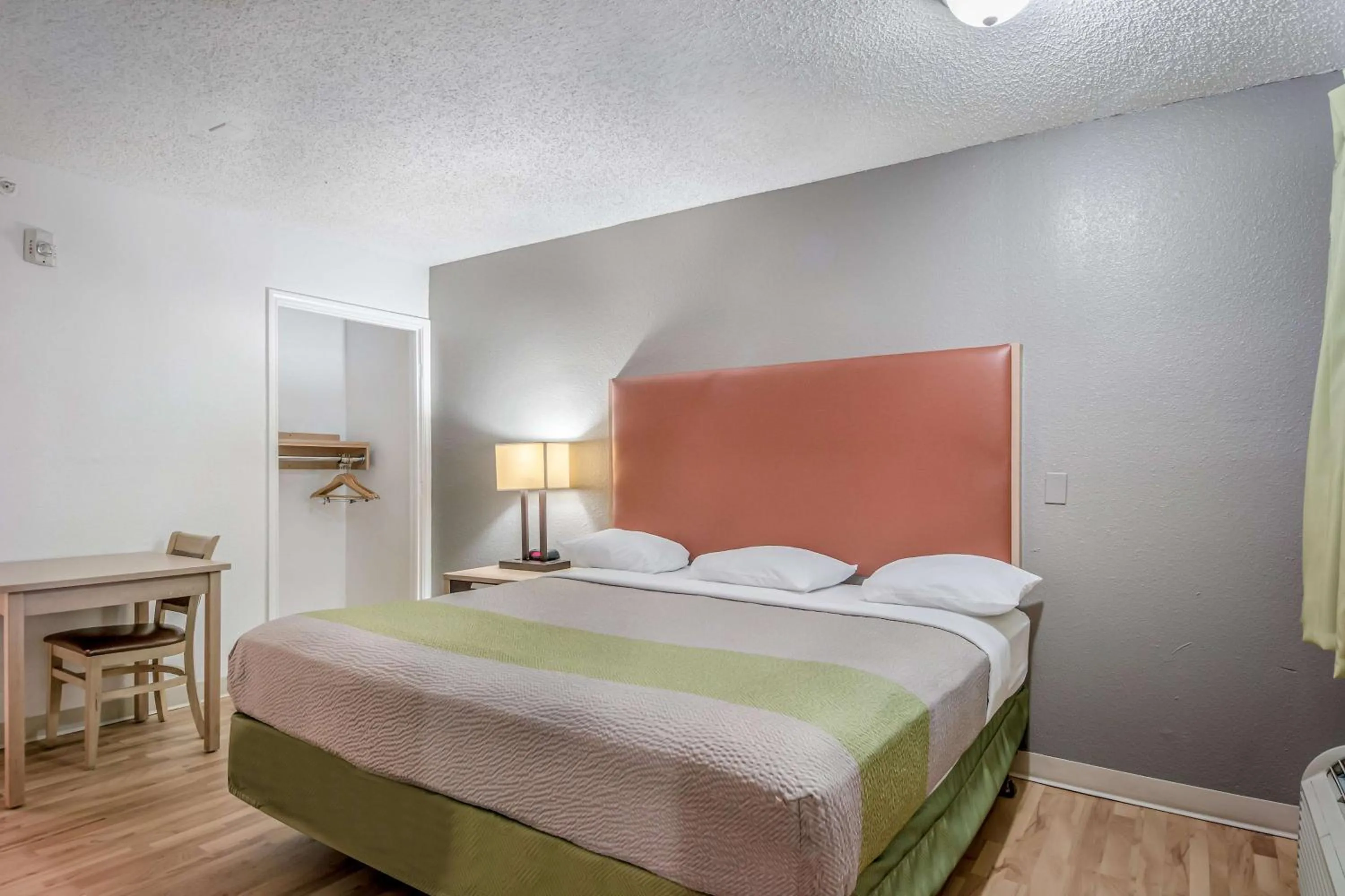 Photo of the whole room, Bed in Motel 6 Corpus Christi, TX - North