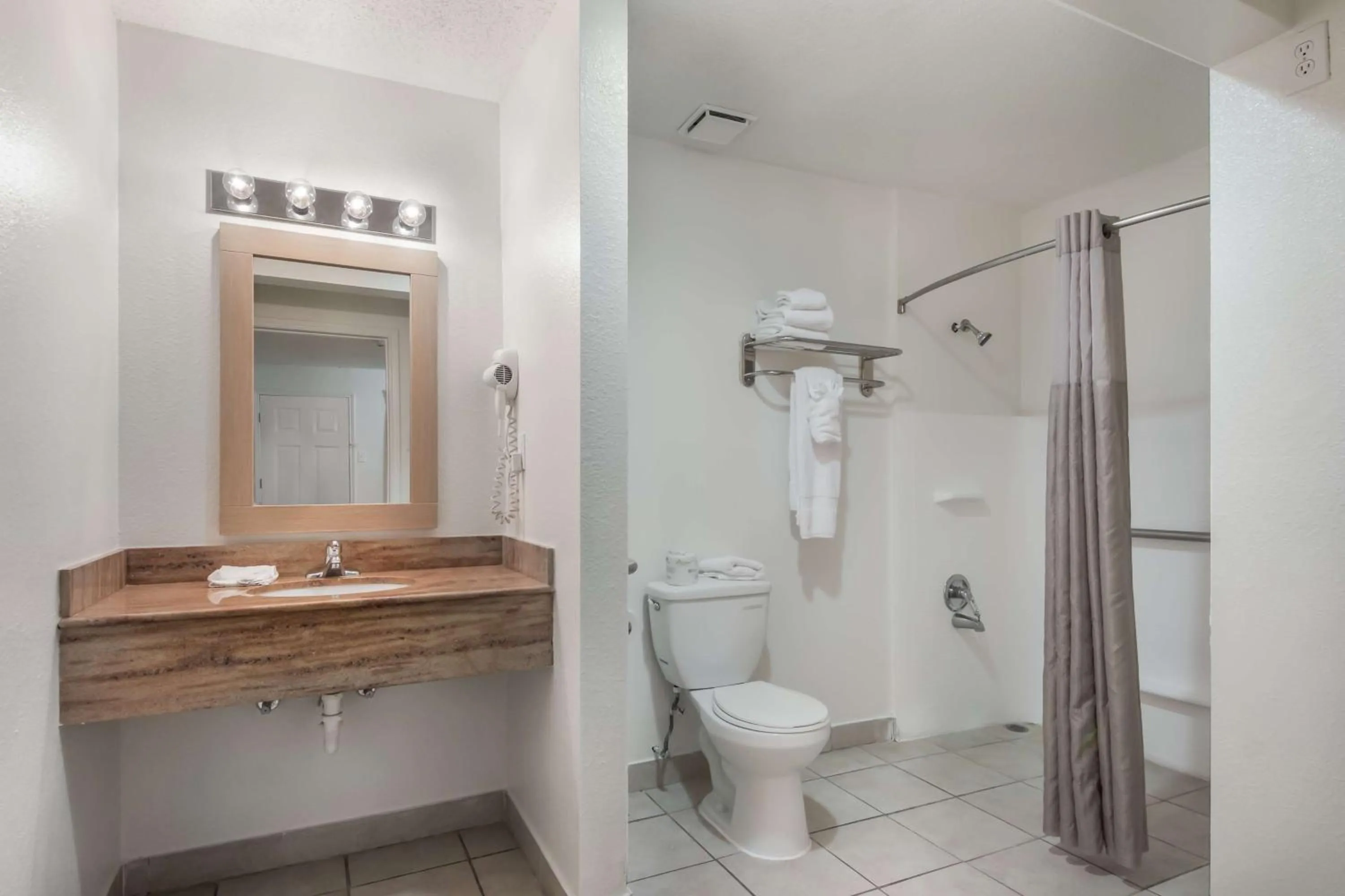 Bathroom in Motel 6 Corpus Christi, TX - North