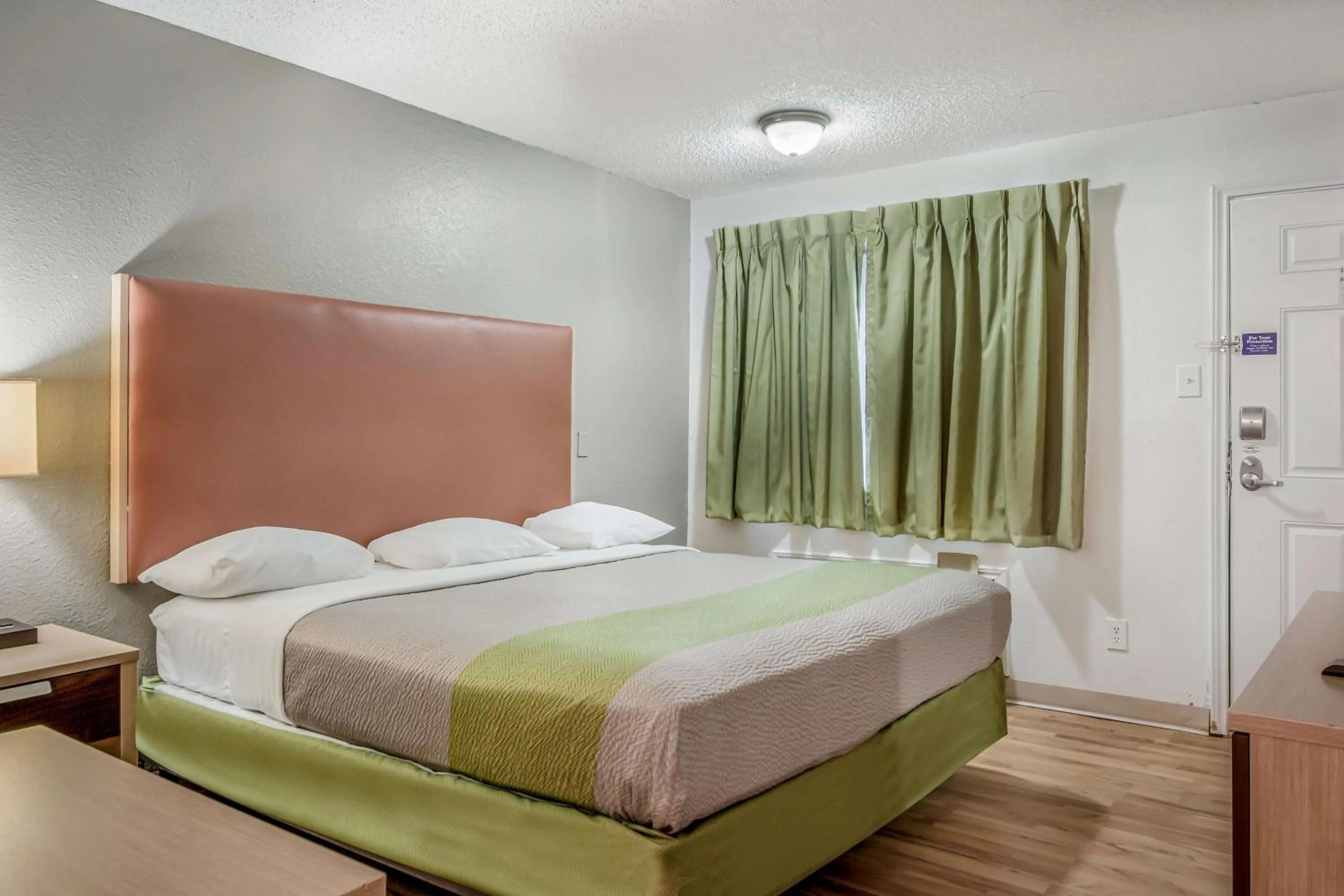 Photo of the whole room, Bed in Motel 6 Corpus Christi, TX - North