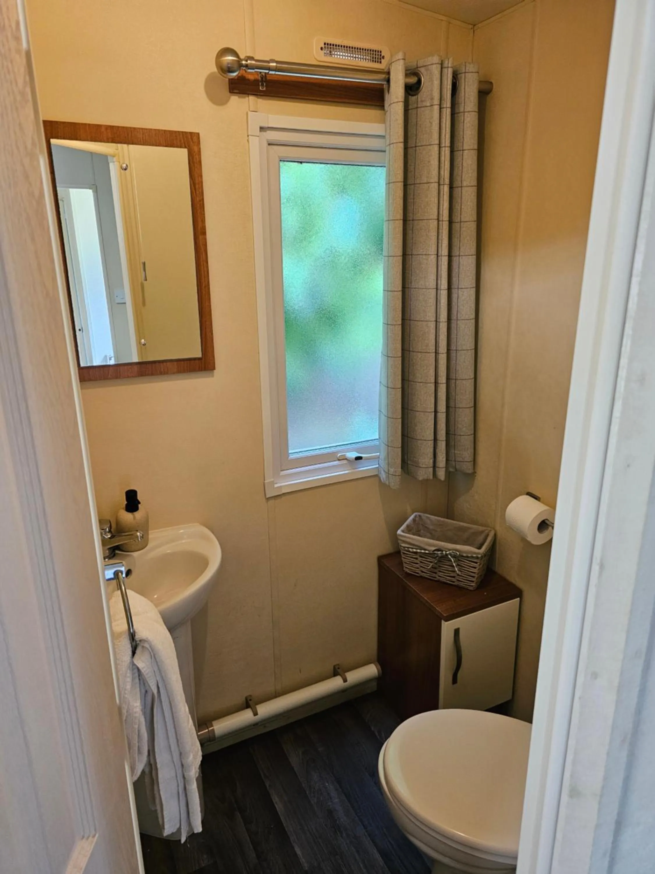 Toilet in Tudor Lodge Hotel