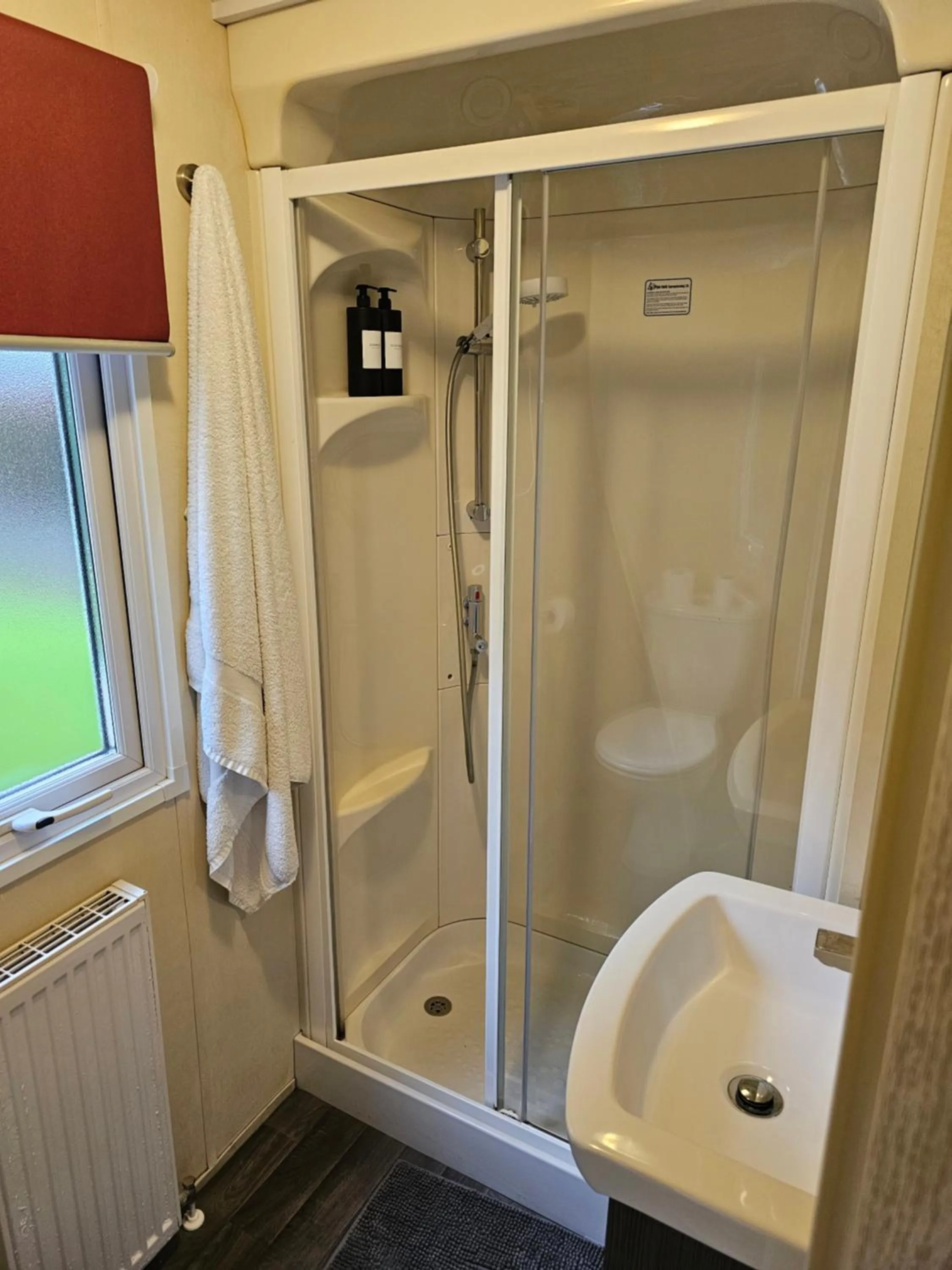 Shower in Tudor Lodge Hotel