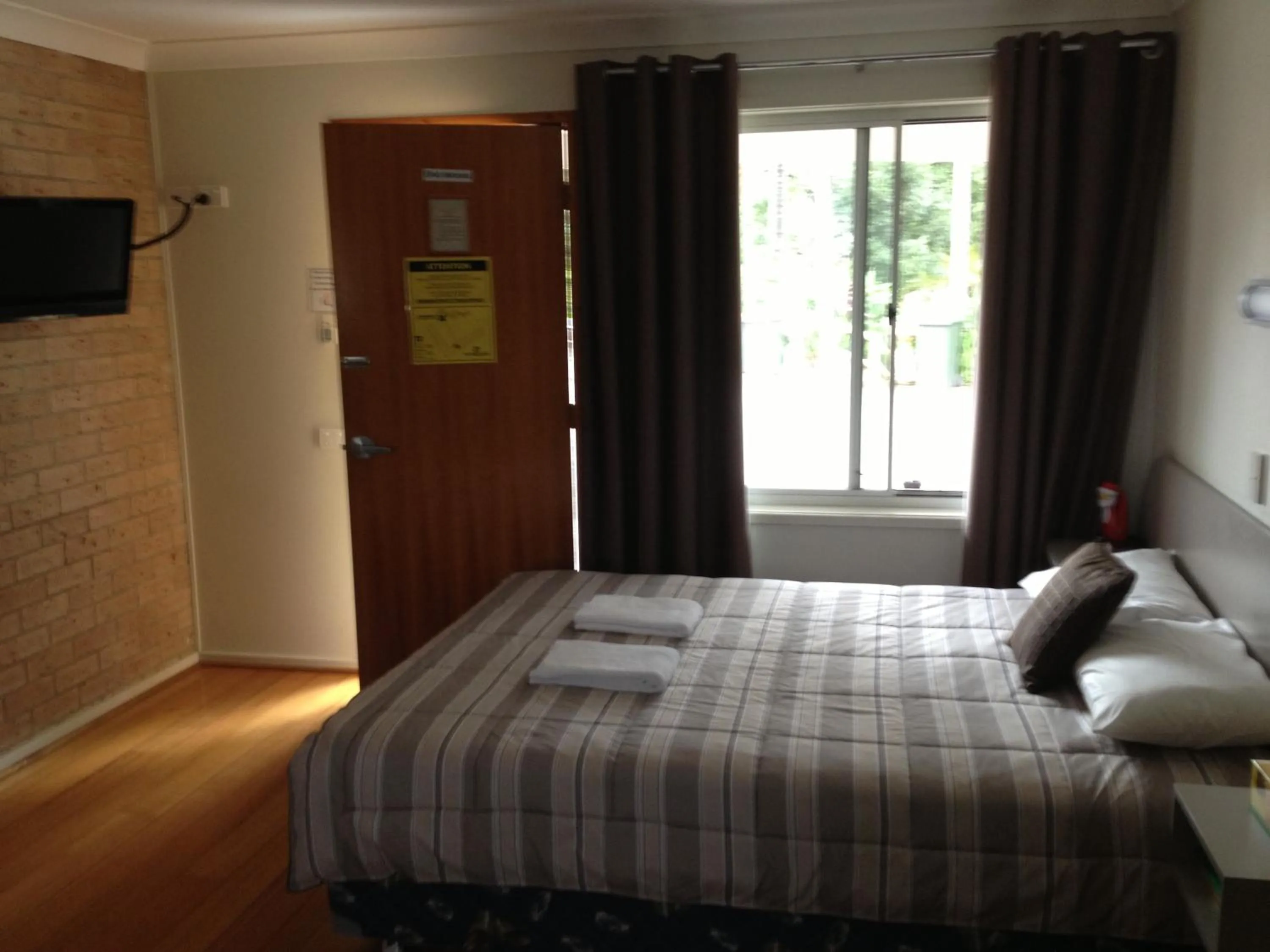 Bed in Palms Oasis Motel