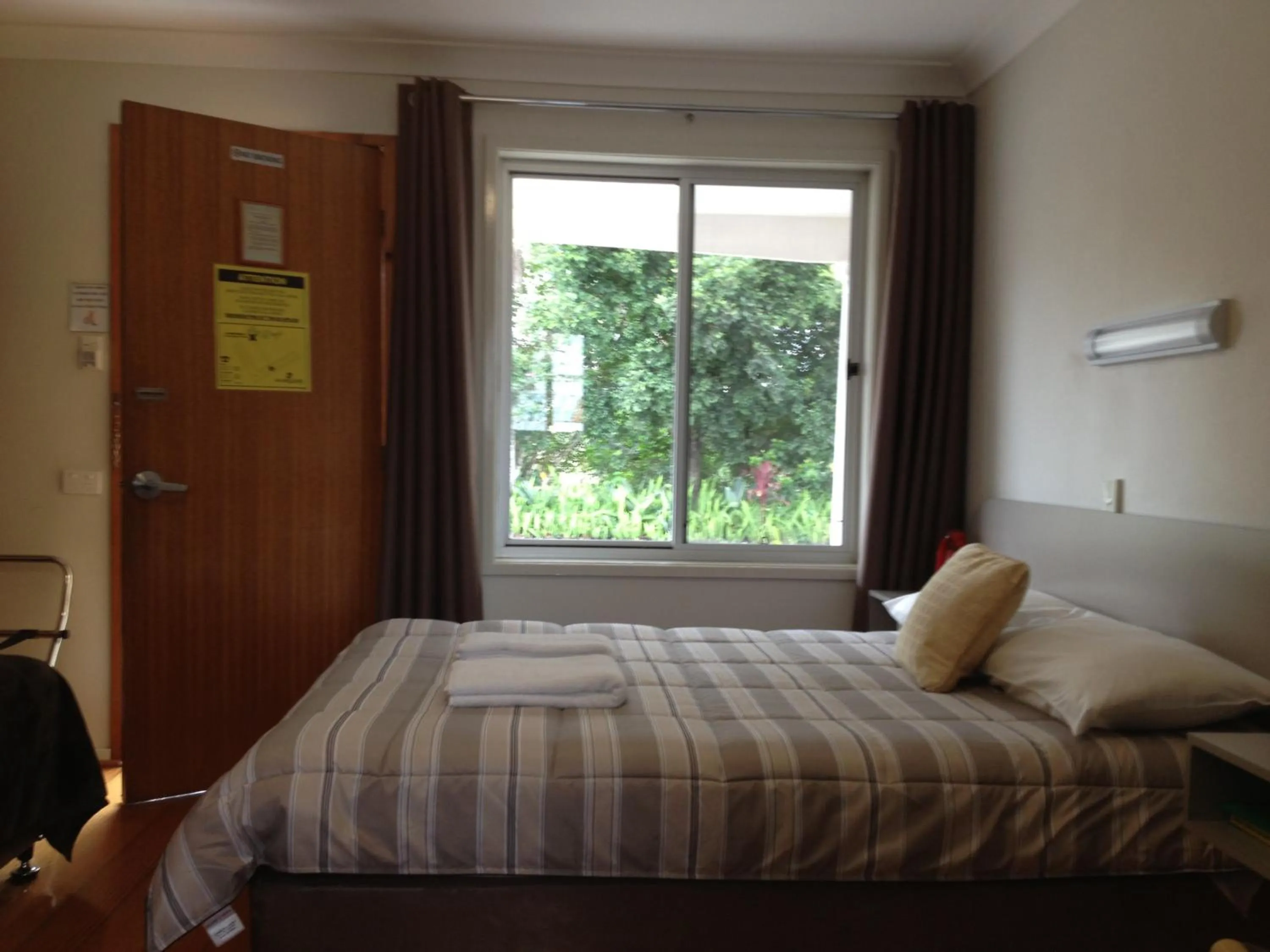 Bed in Palms Oasis Motel