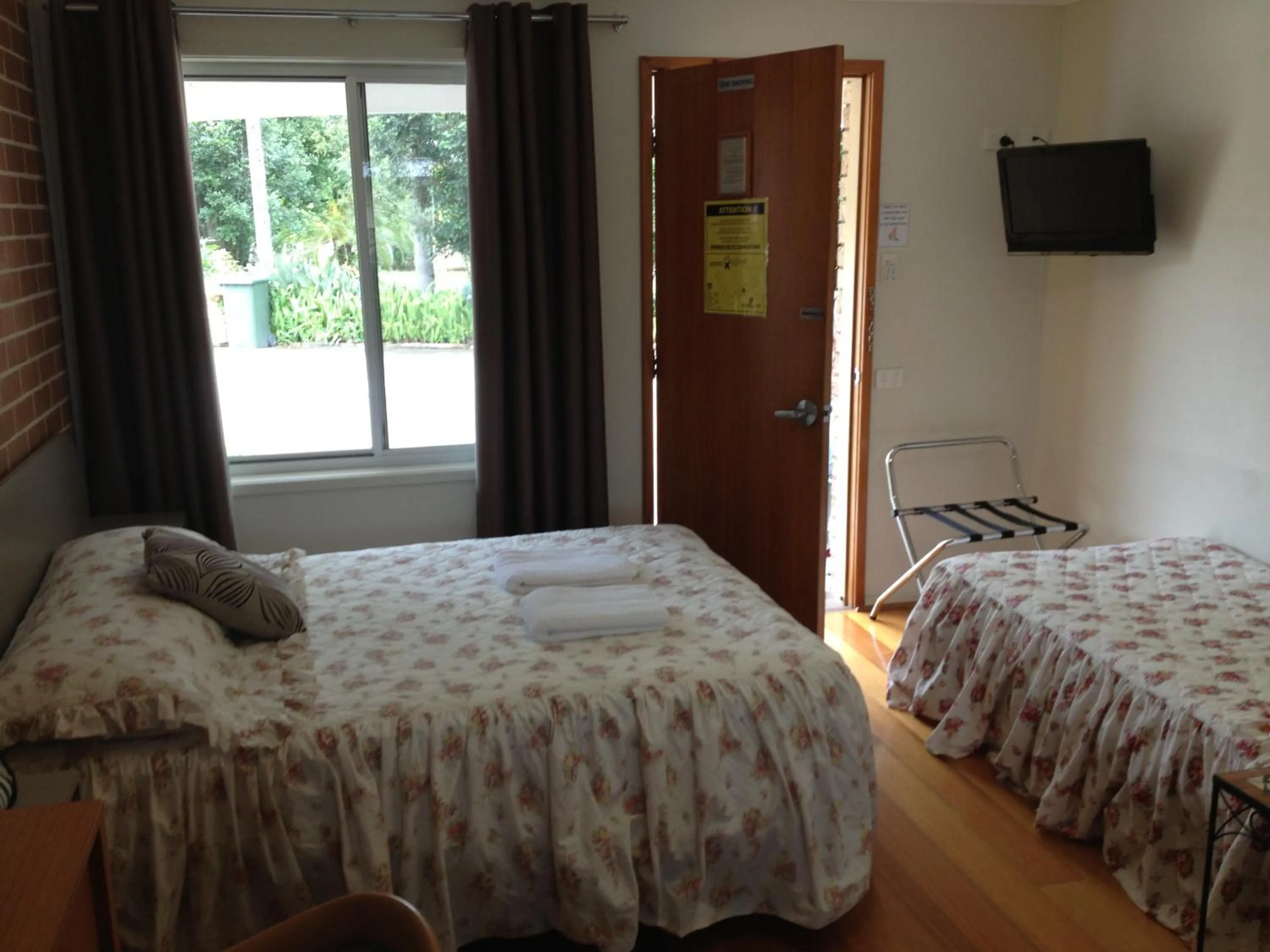 Bed in Palms Oasis Motel