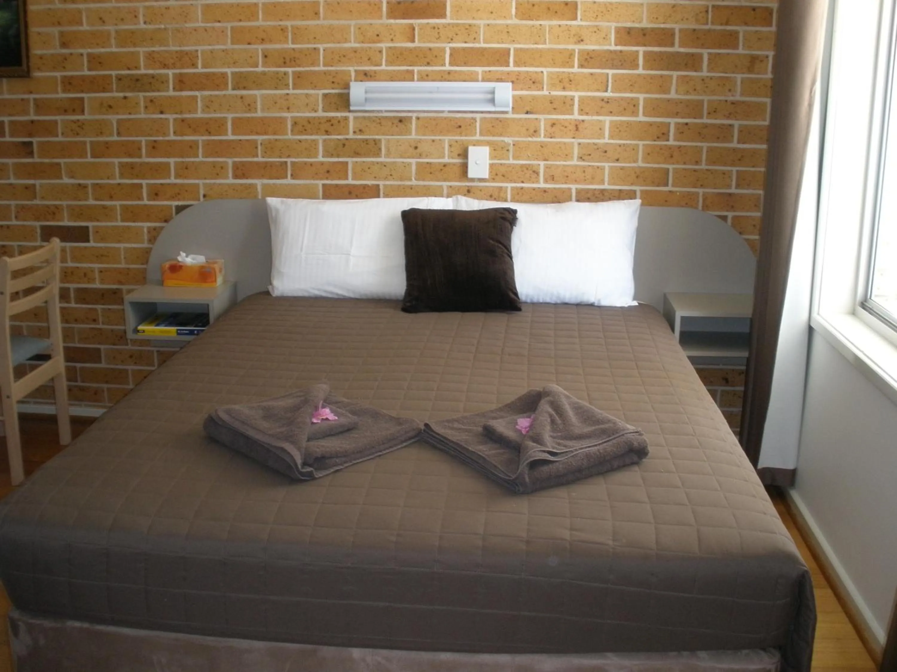 Bed in Palms Oasis Motel