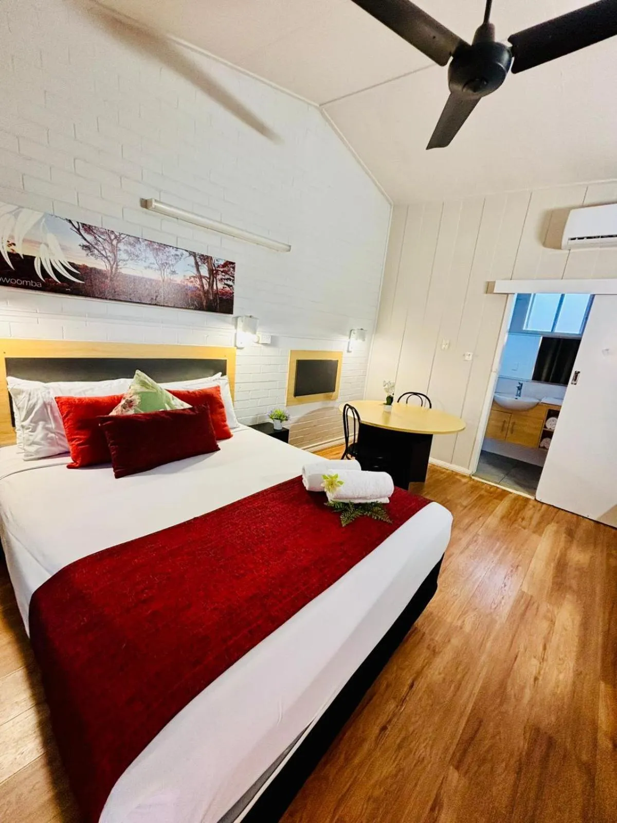 Photo of the whole room, Bed in Downs Motel