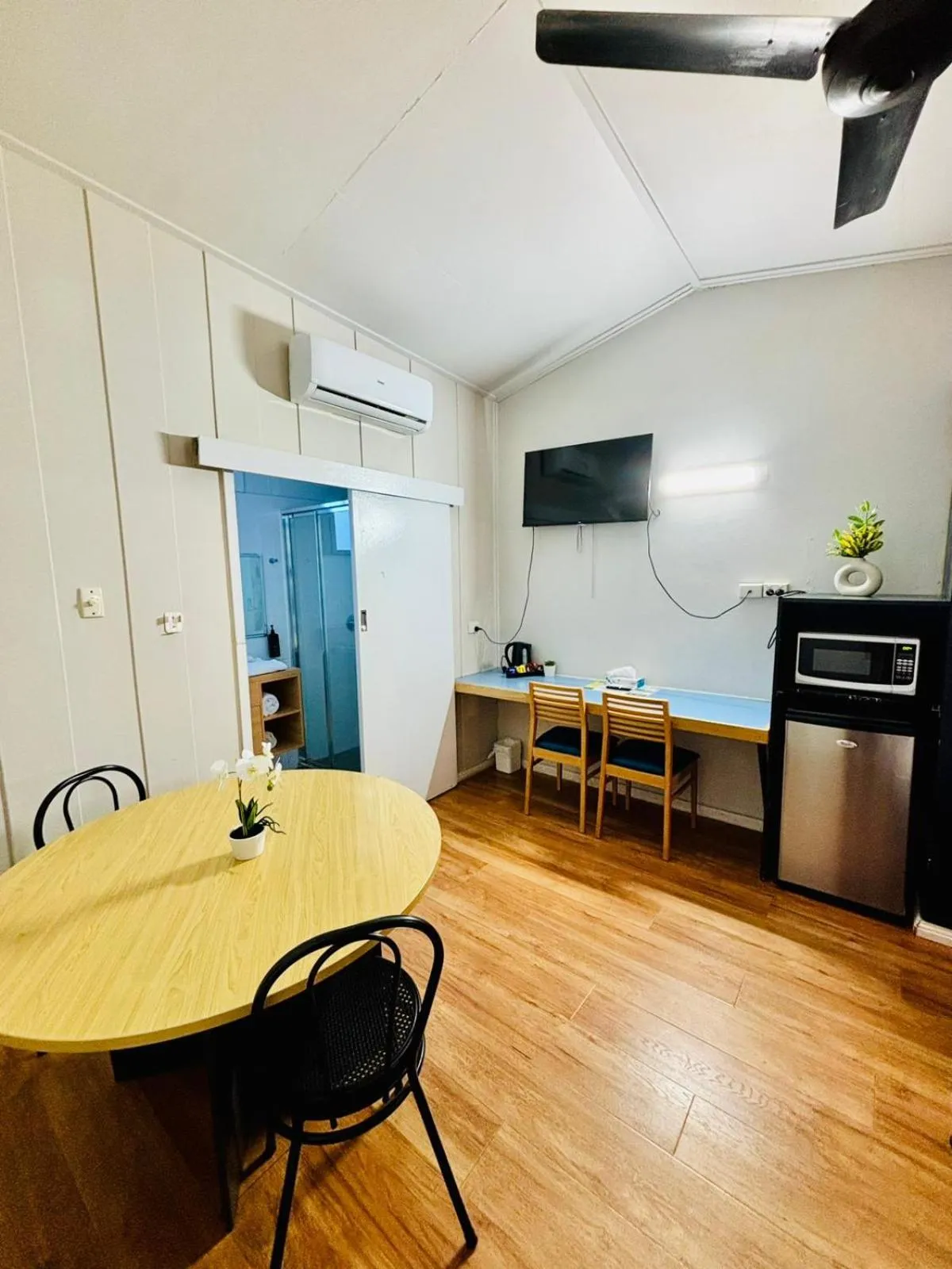 Dining area in Downs Motel