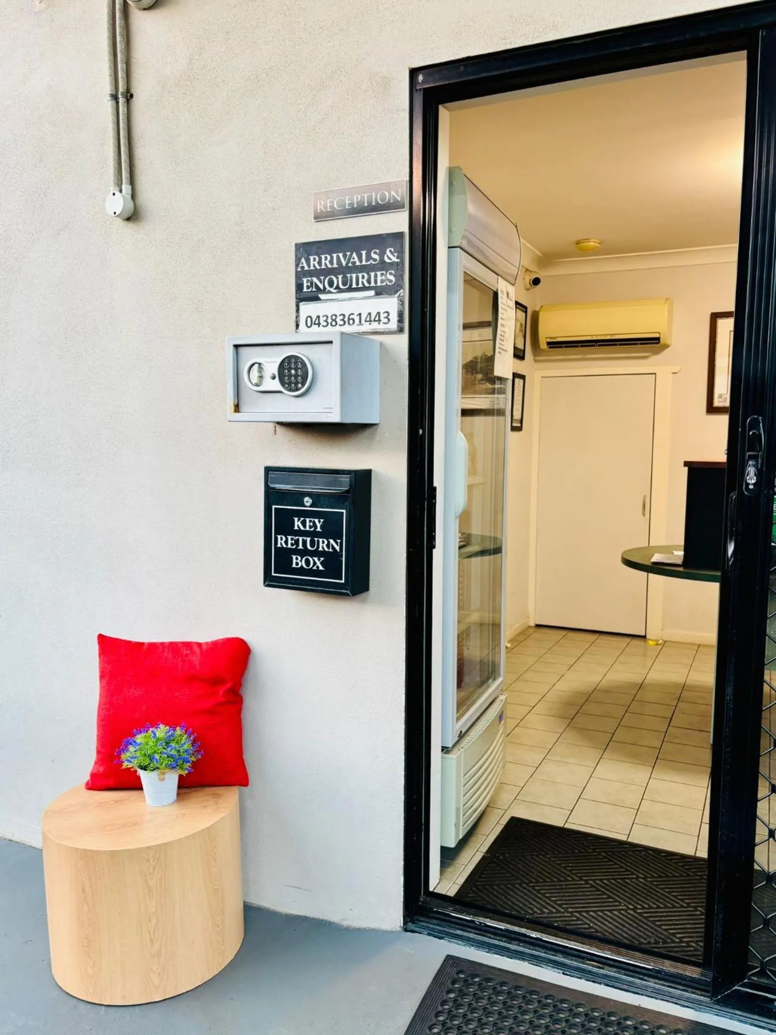 Lobby or reception in Downs Motel