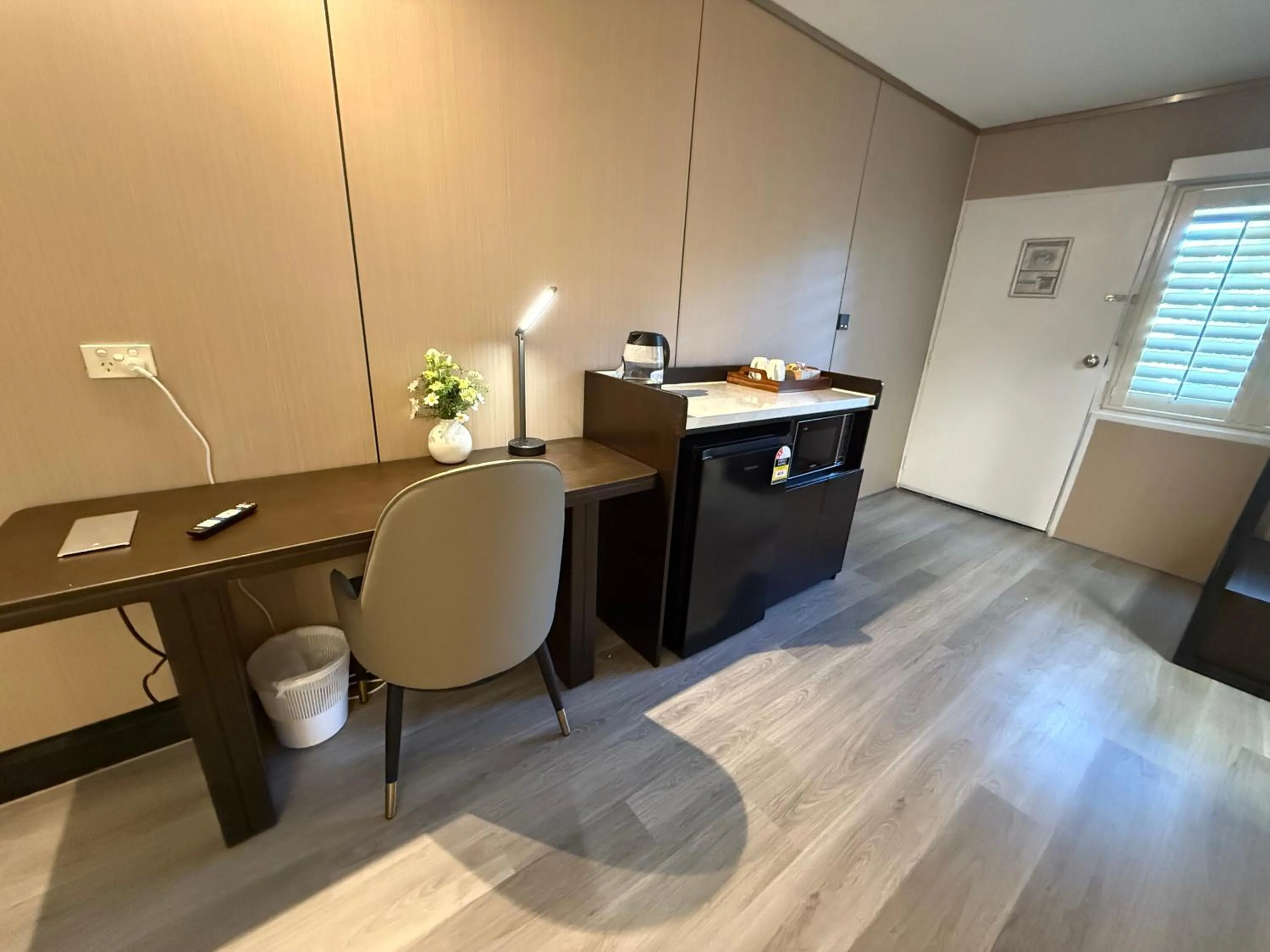 Kitchen or kitchenette in Airway Motel