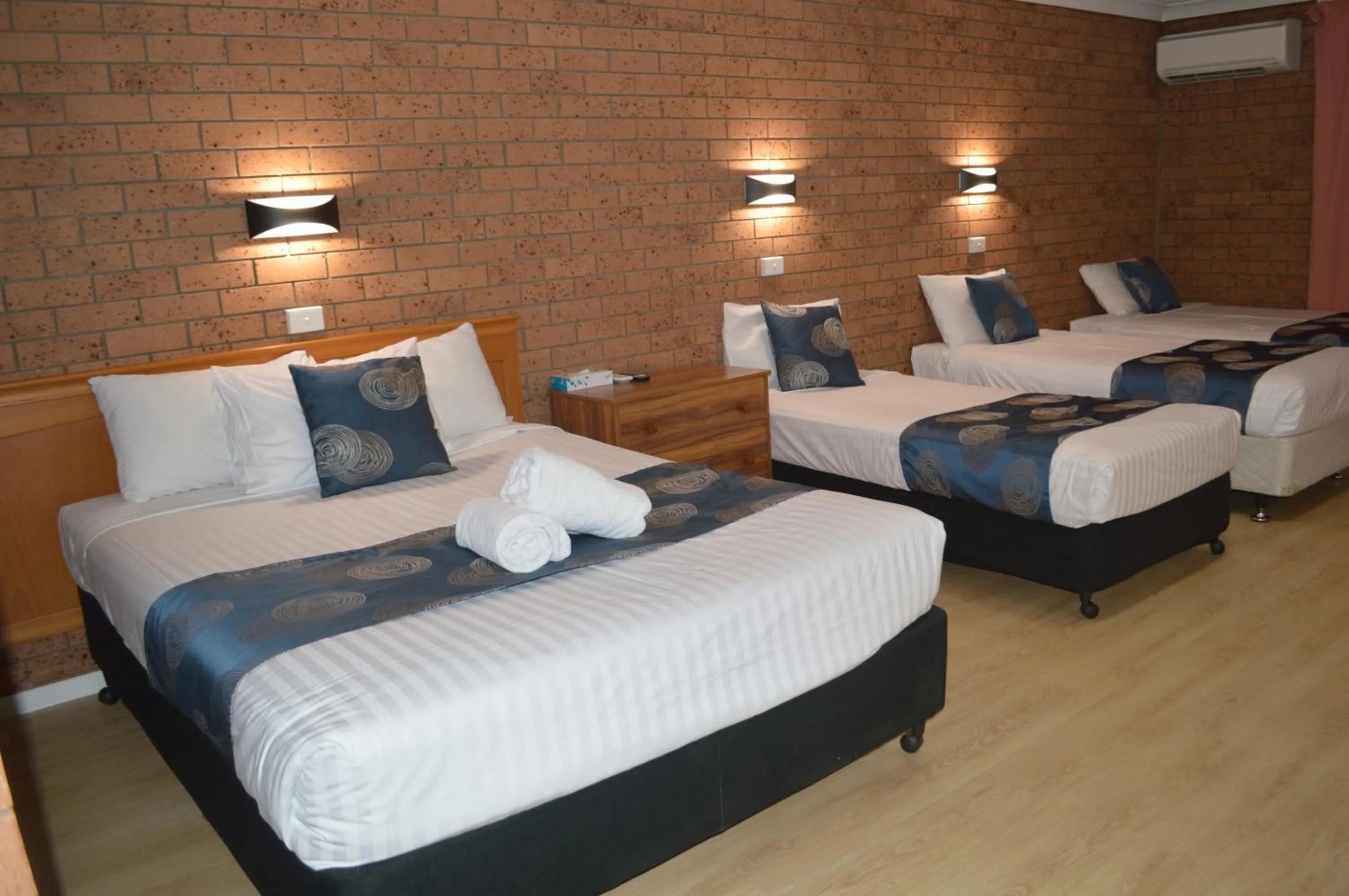 Bedroom, Bed in James Street Motor Inn