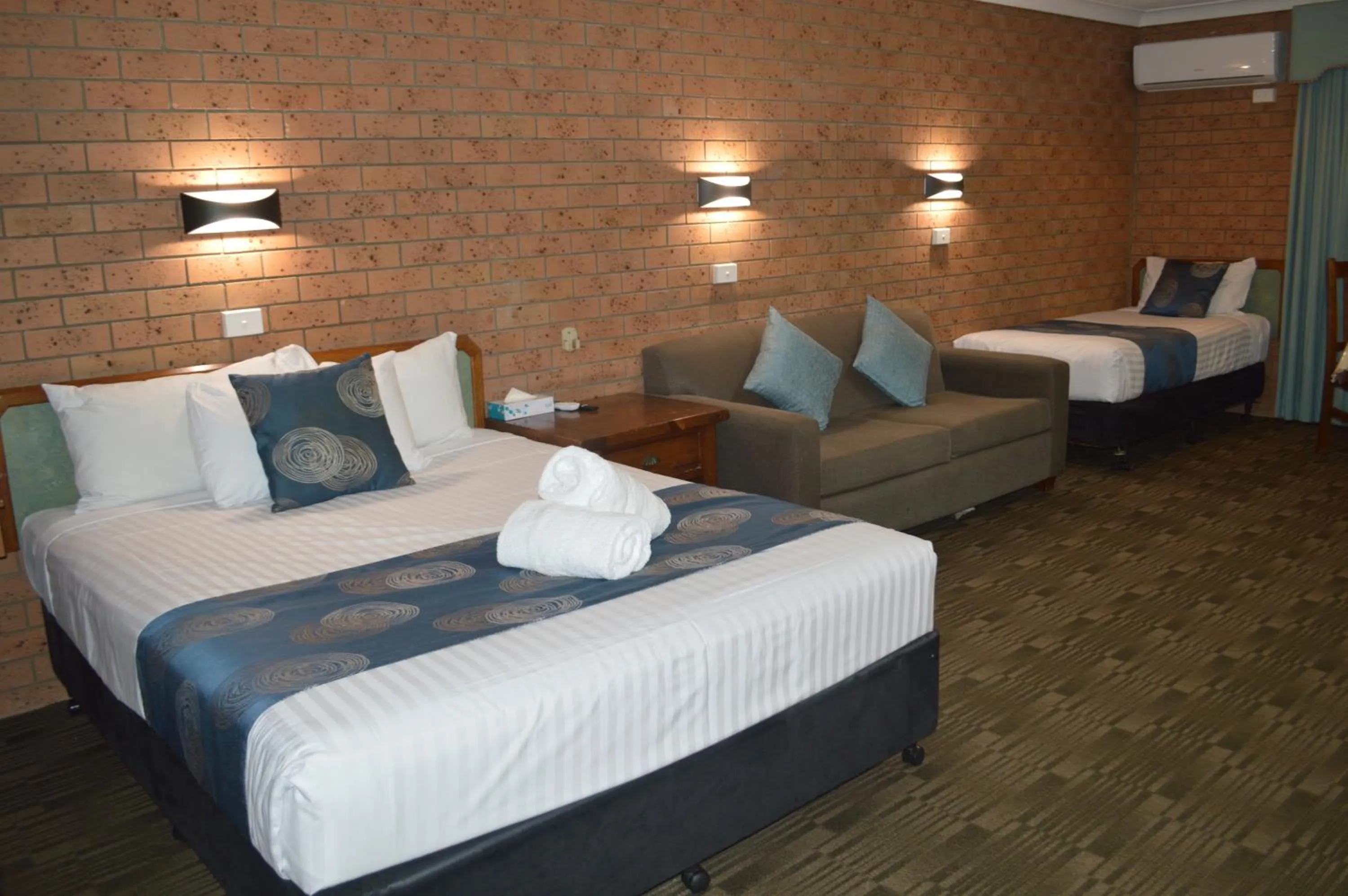 Bedroom, Bed in James Street Motor Inn