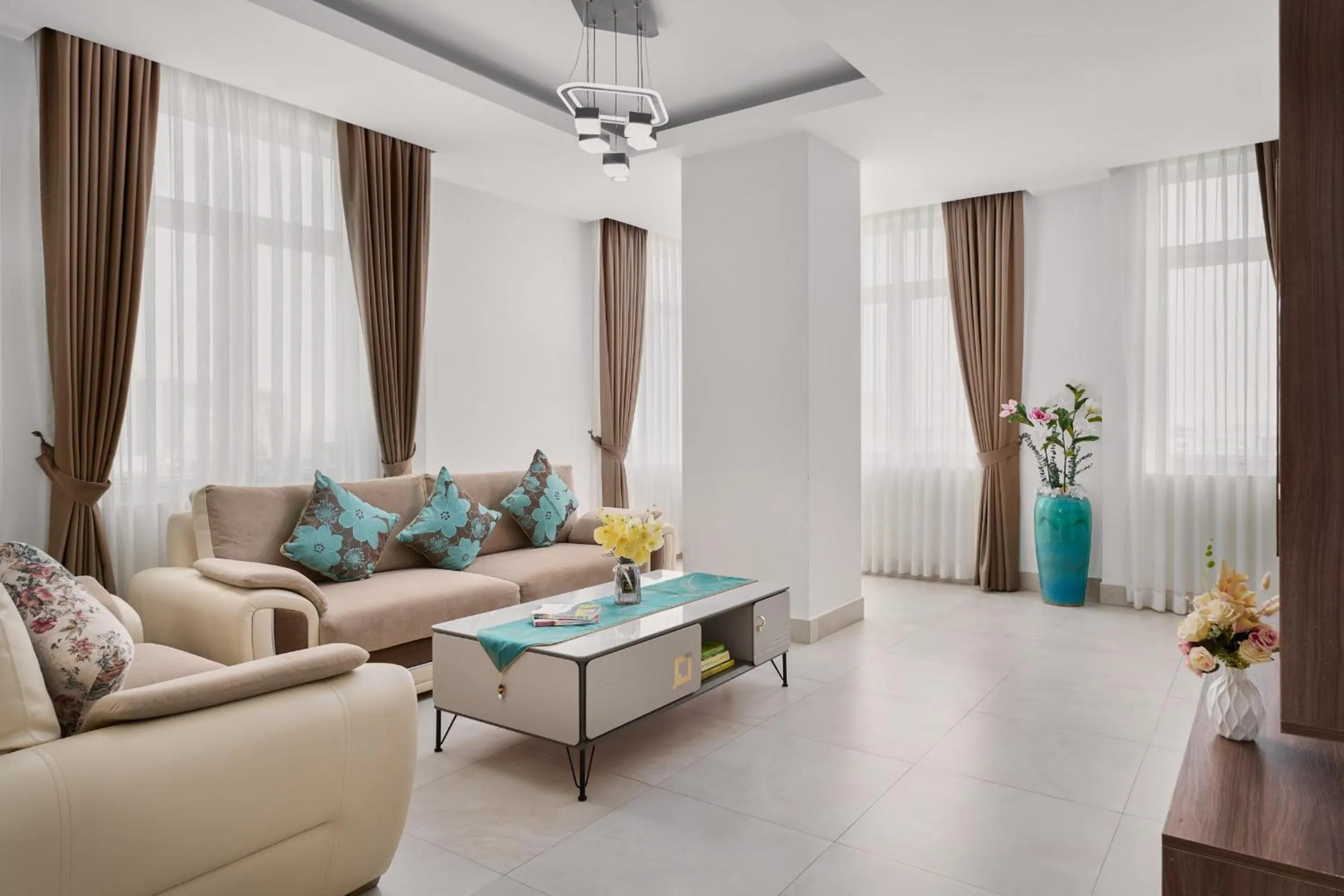 Living room in Queen Mansion