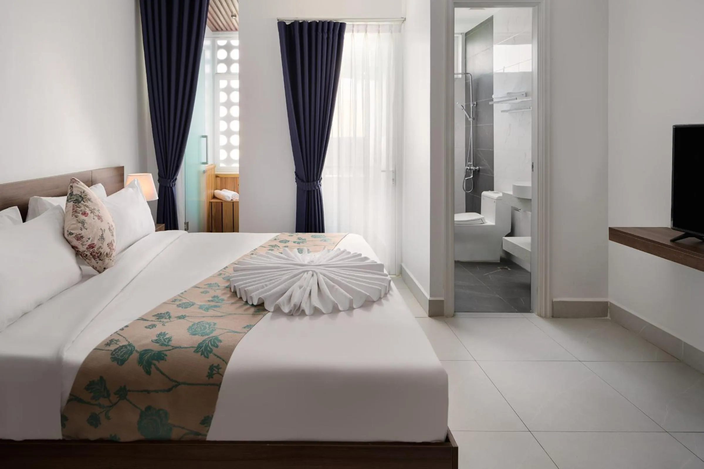 Photo of the whole room, Bed in Queen Mansion