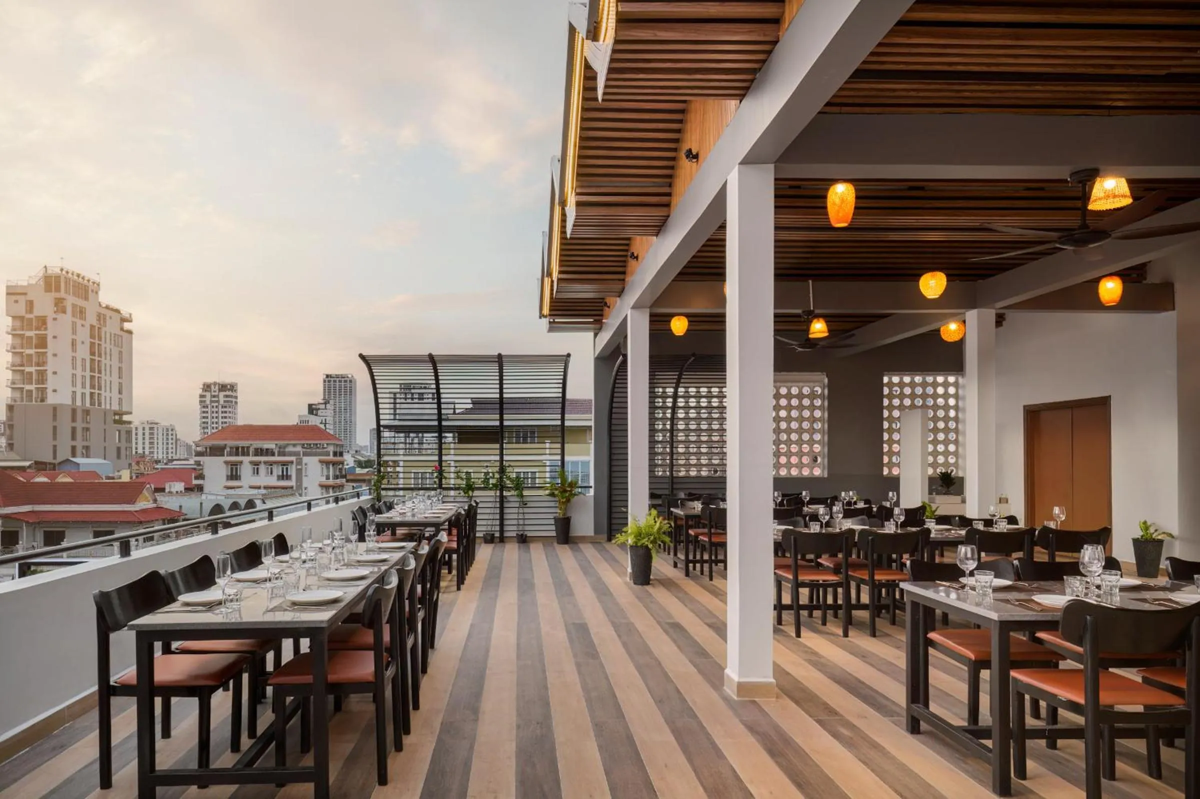 Restaurant/places to eat in Queen Mansion