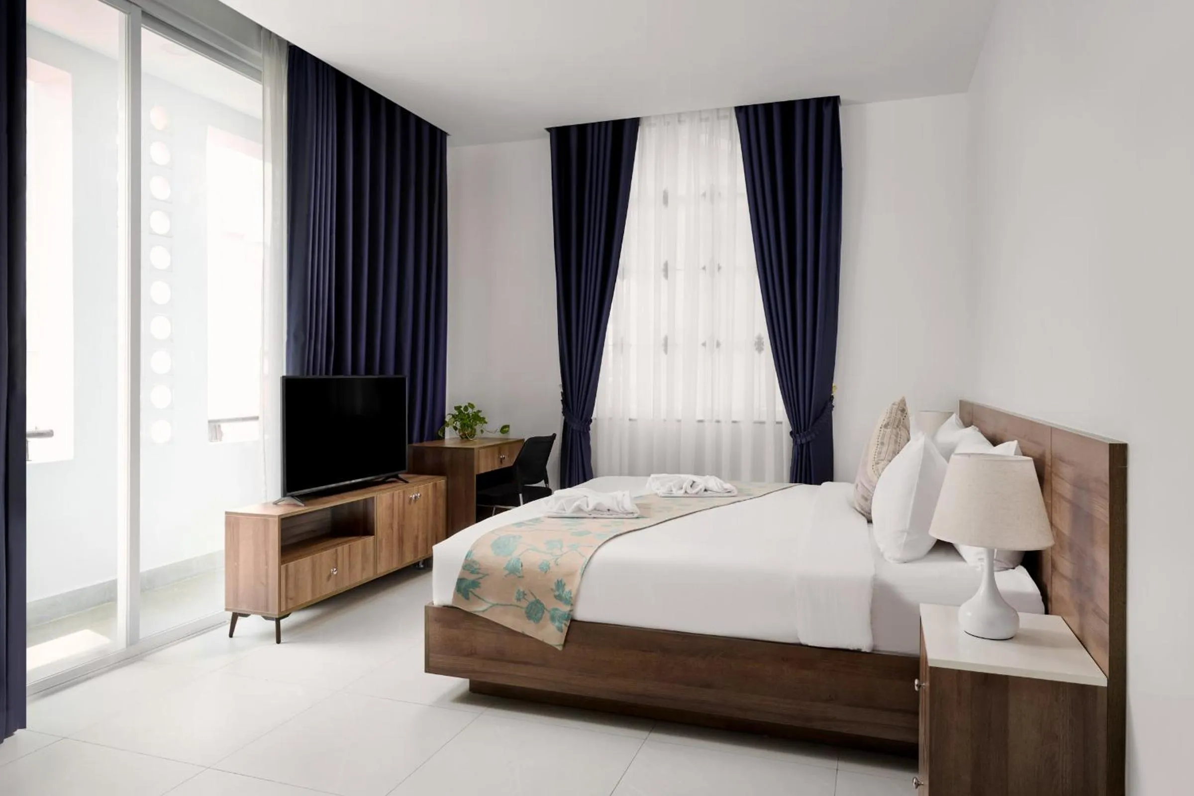 Photo of the whole room, Bed in Queen Mansion