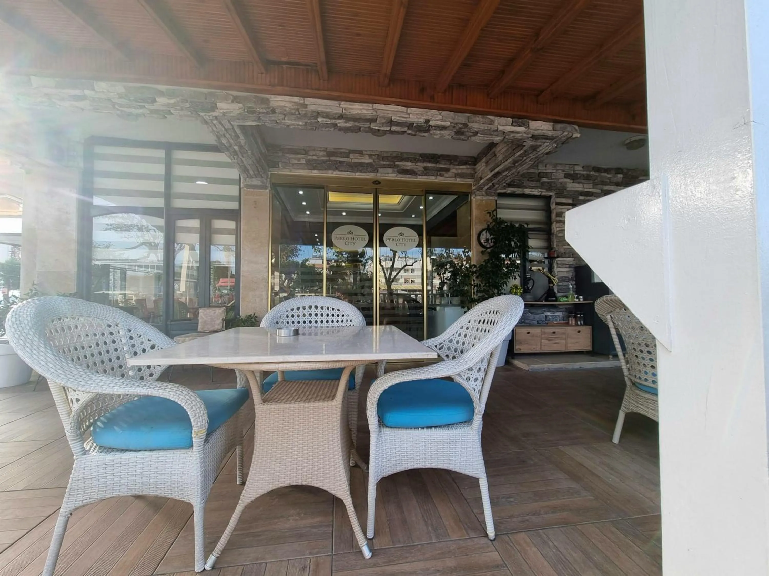 Restaurant/places to eat in Europa Hotel Selale