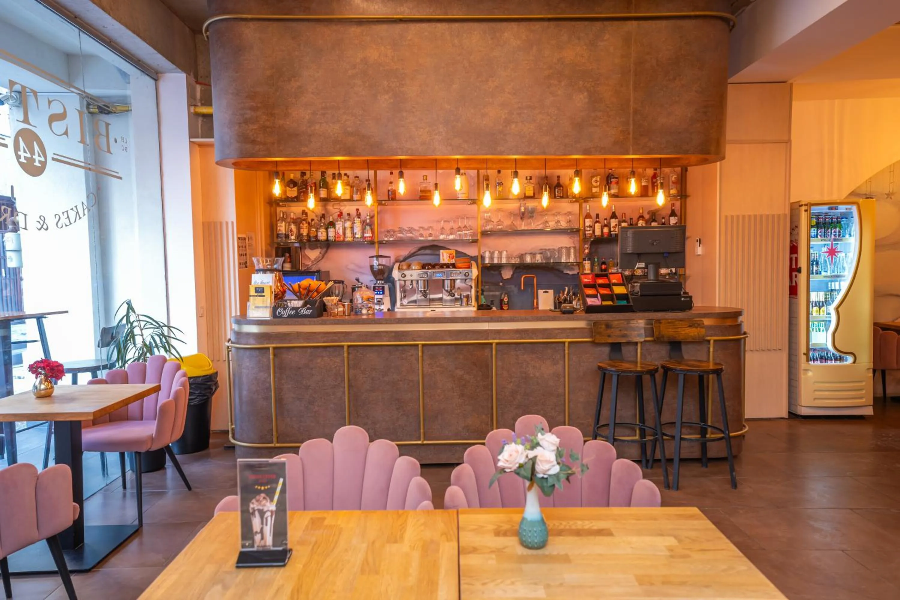 Restaurant/places to eat in Hotel Liad City Center