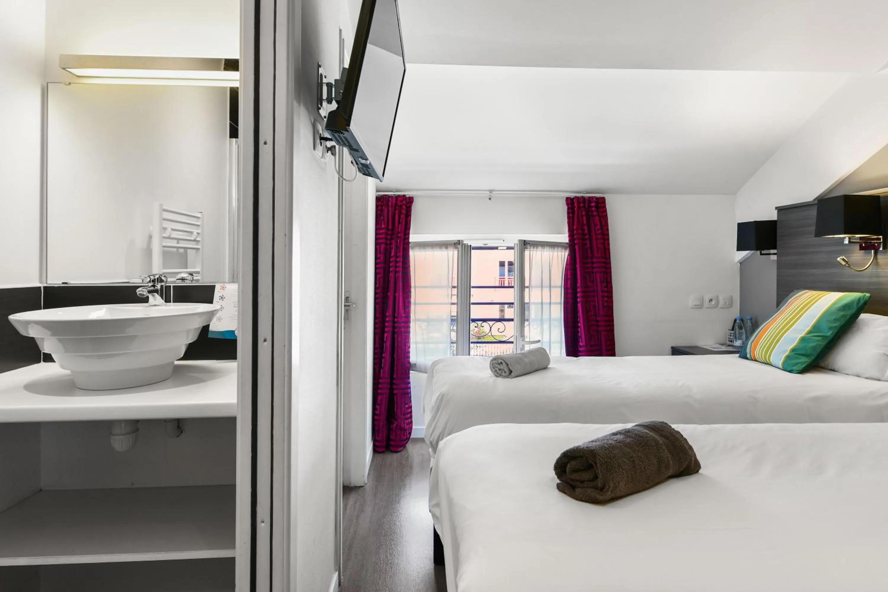 Bed in Logis Hôtel & Restaurant La Villa Bleue