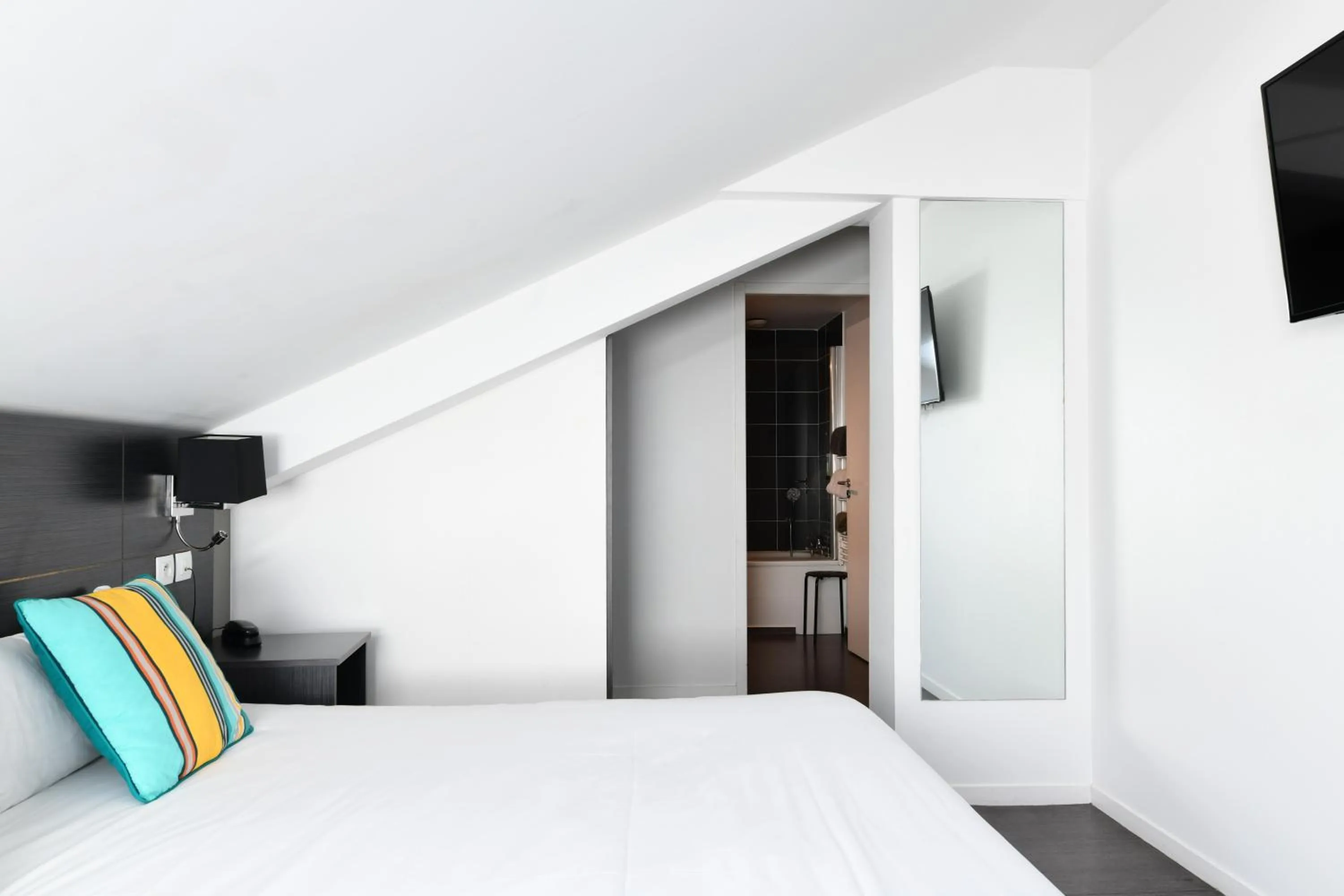 Bed in Logis Hôtel & Restaurant La Villa Bleue