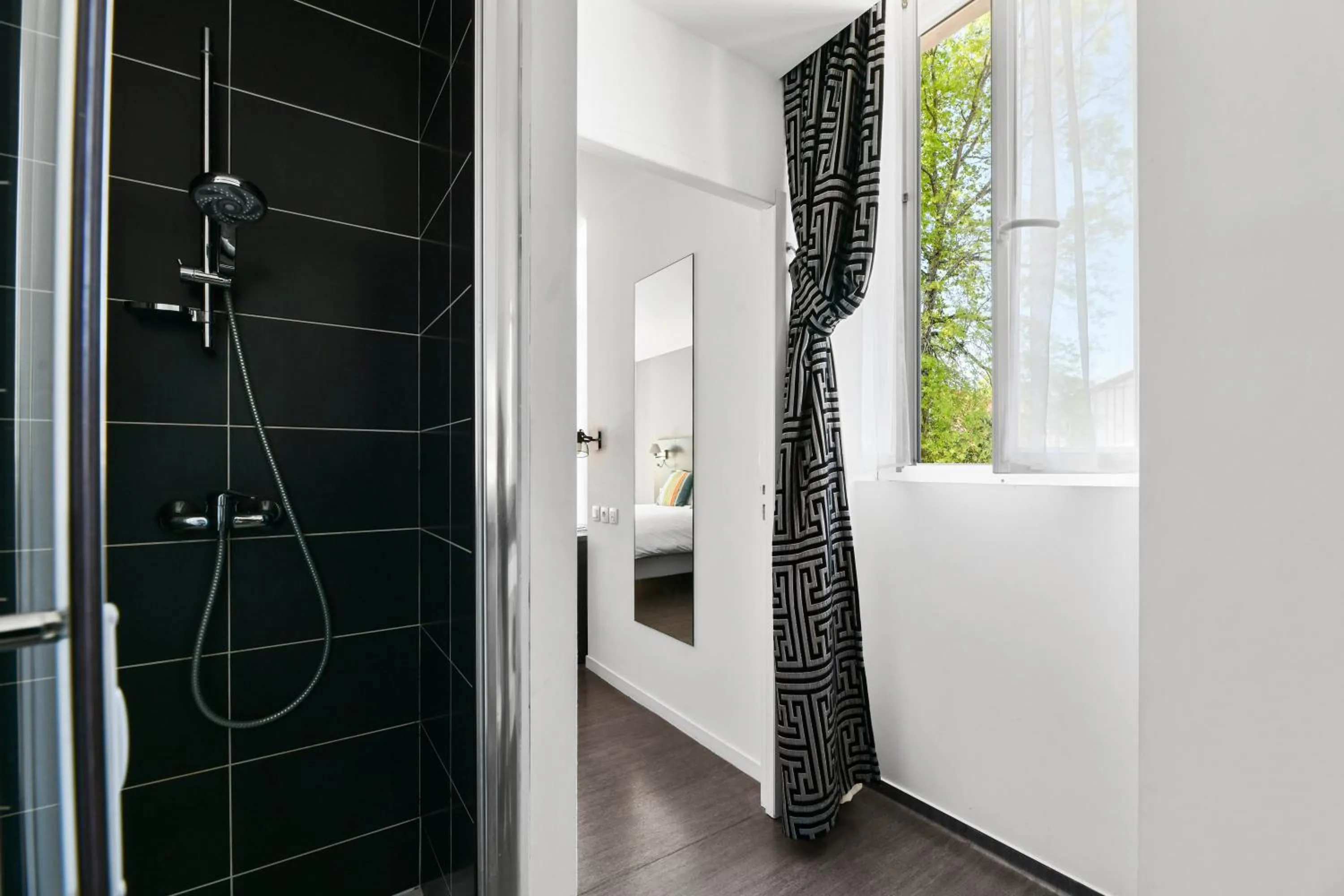 Bed in Logis Hôtel & Restaurant La Villa Bleue