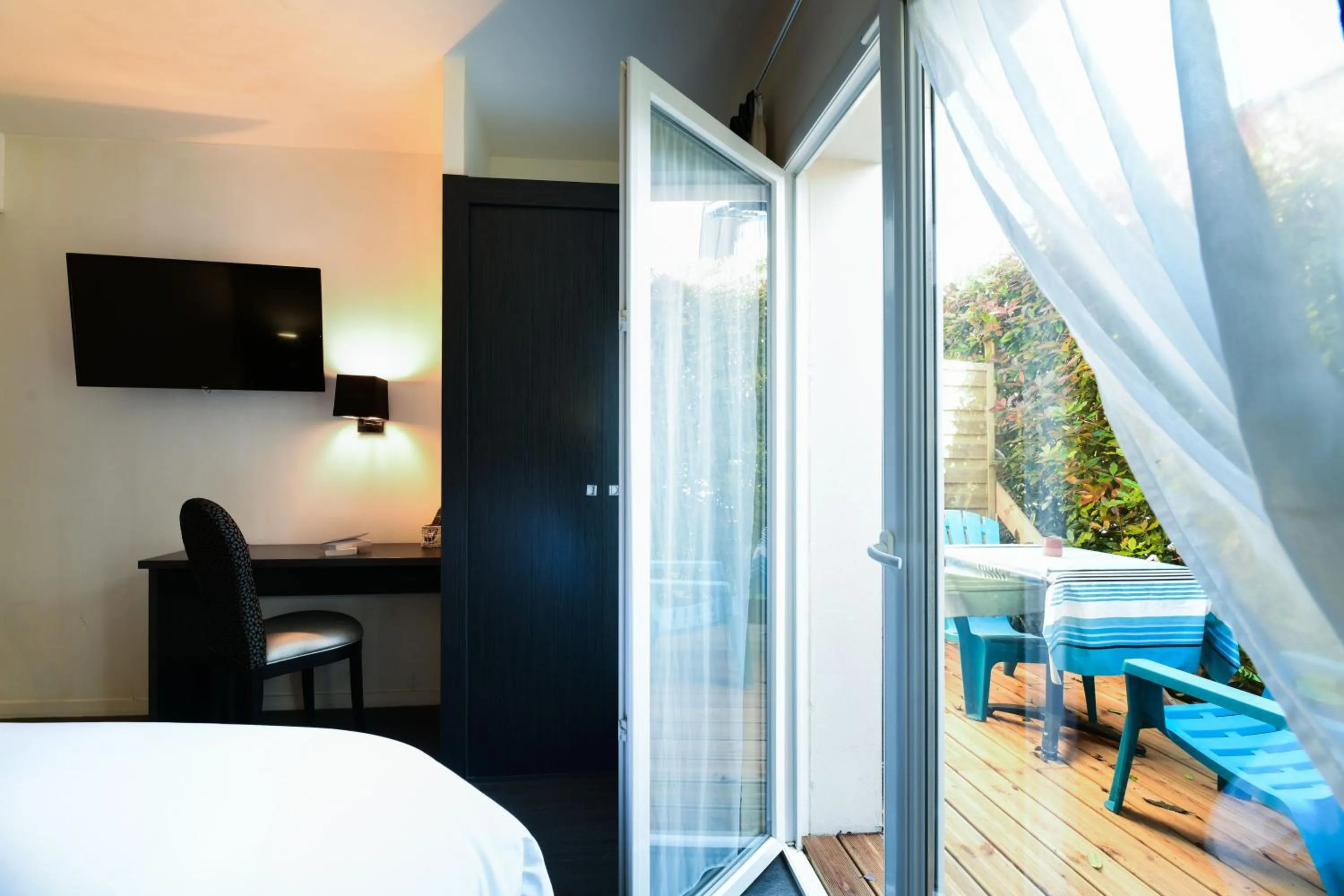 Bed in Logis Hôtel & Restaurant La Villa Bleue