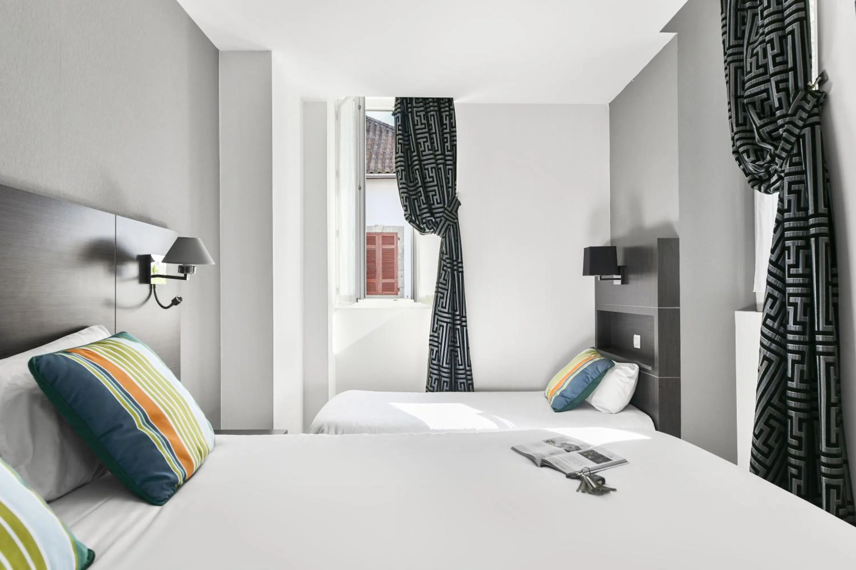 Bed in Logis Hôtel & Restaurant La Villa Bleue