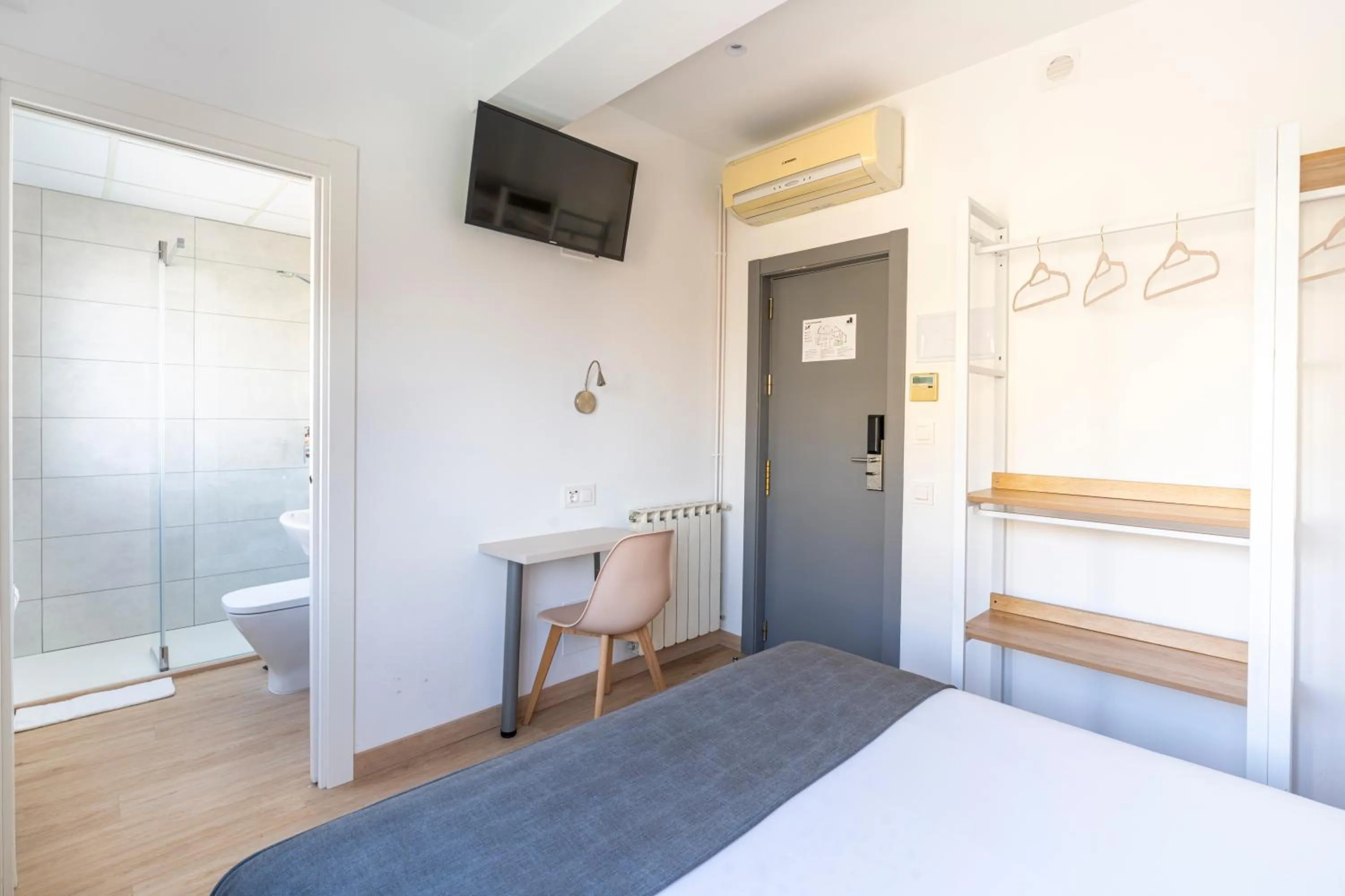 Photo of the whole room, Bed in Hostal Sans