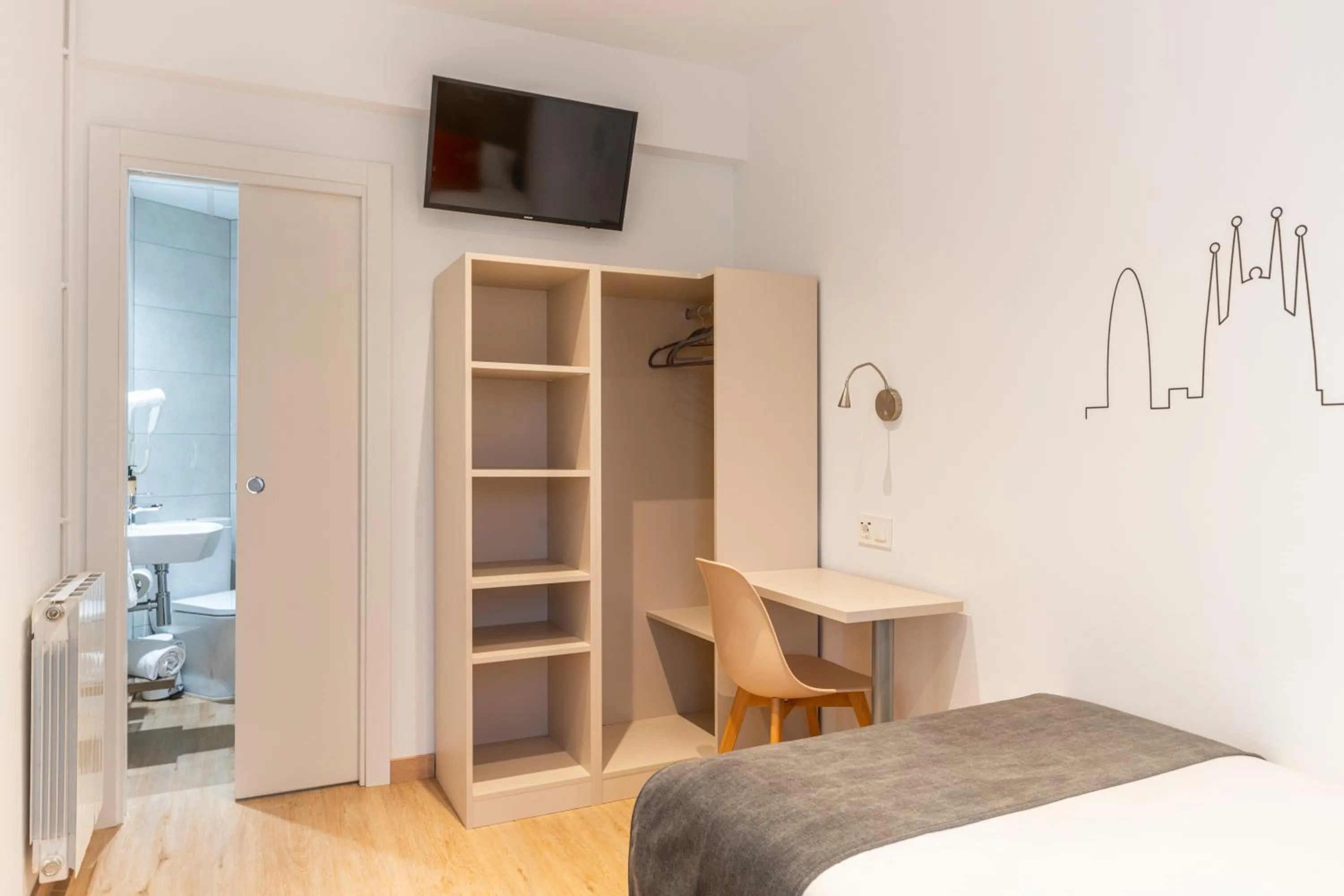 TV and multimedia, Bed in Hostal Sans