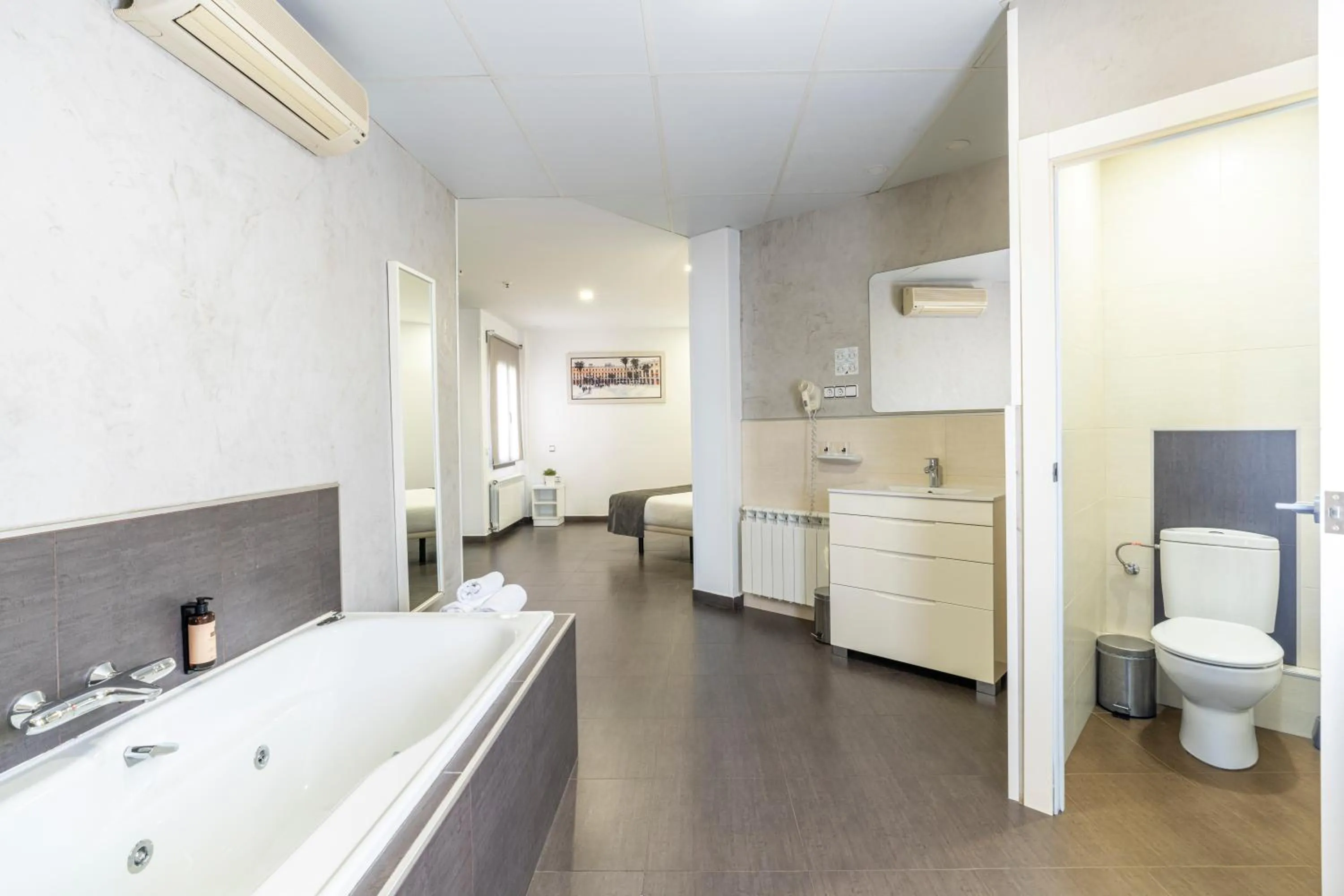 Hot Tub in Hostal Sans