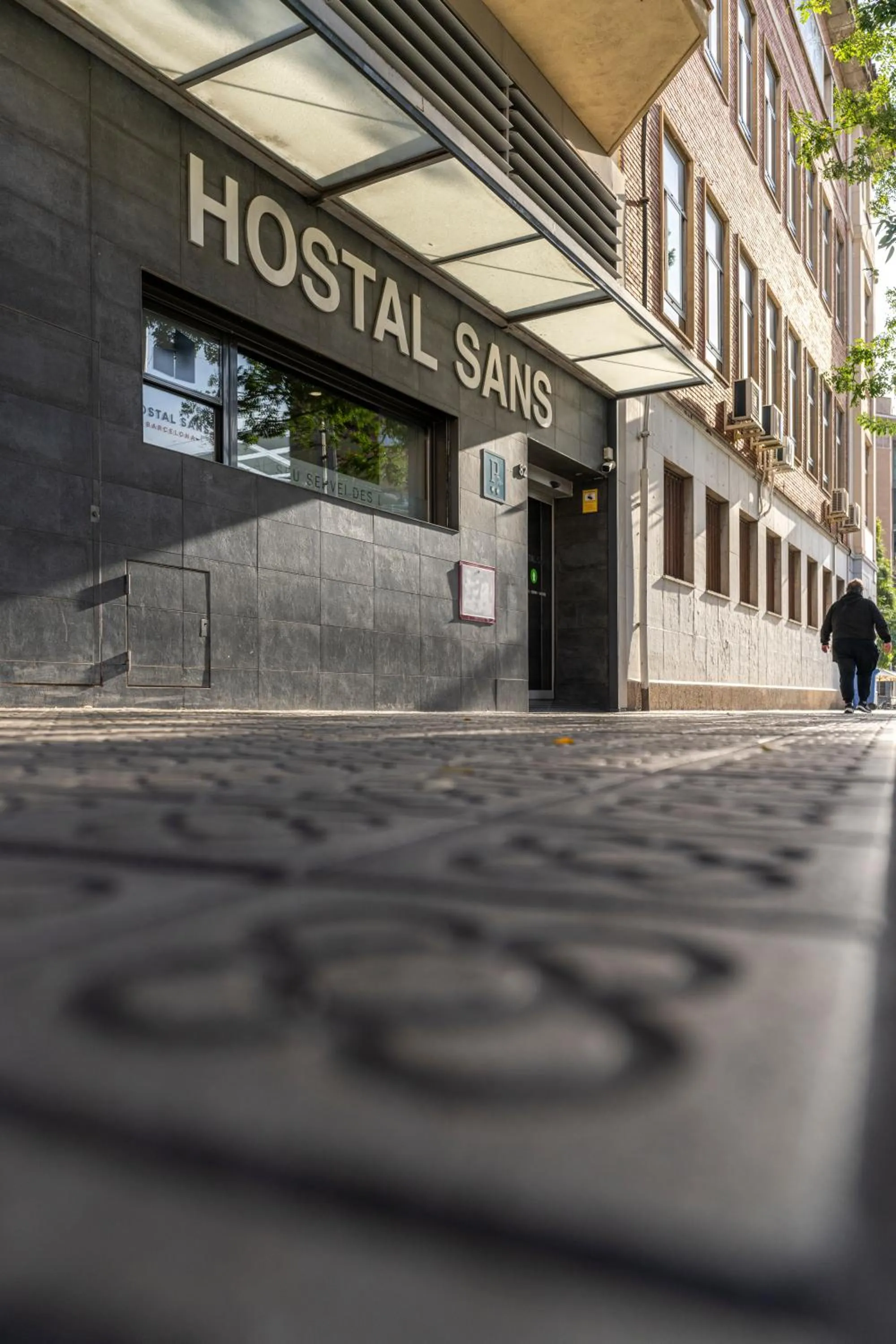 Facade/entrance in Hostal Sans