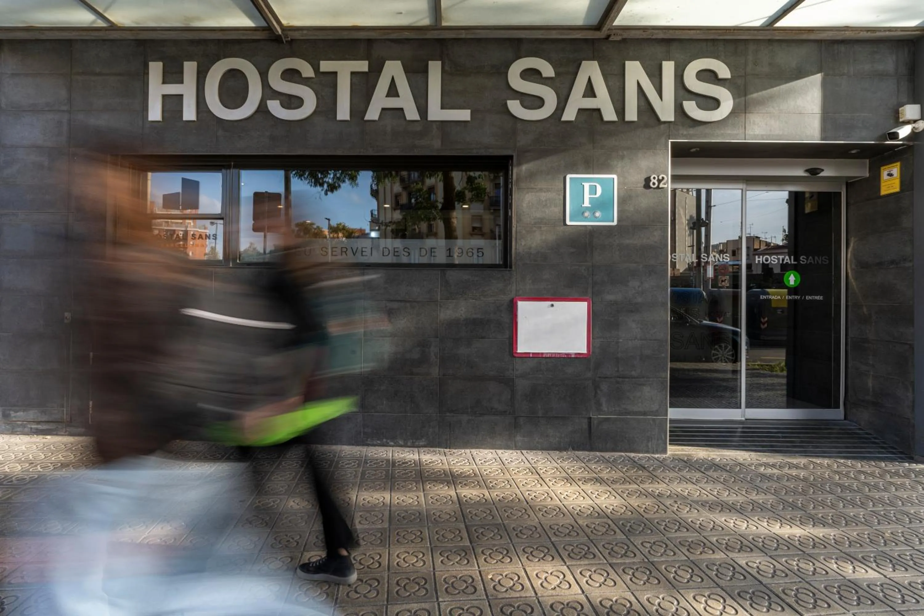 Facade/entrance in Hostal Sans